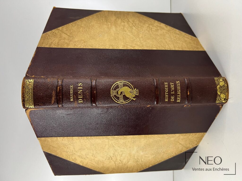 Dos d un livre relié en demi chagrin brun avec titre et ornements dorés