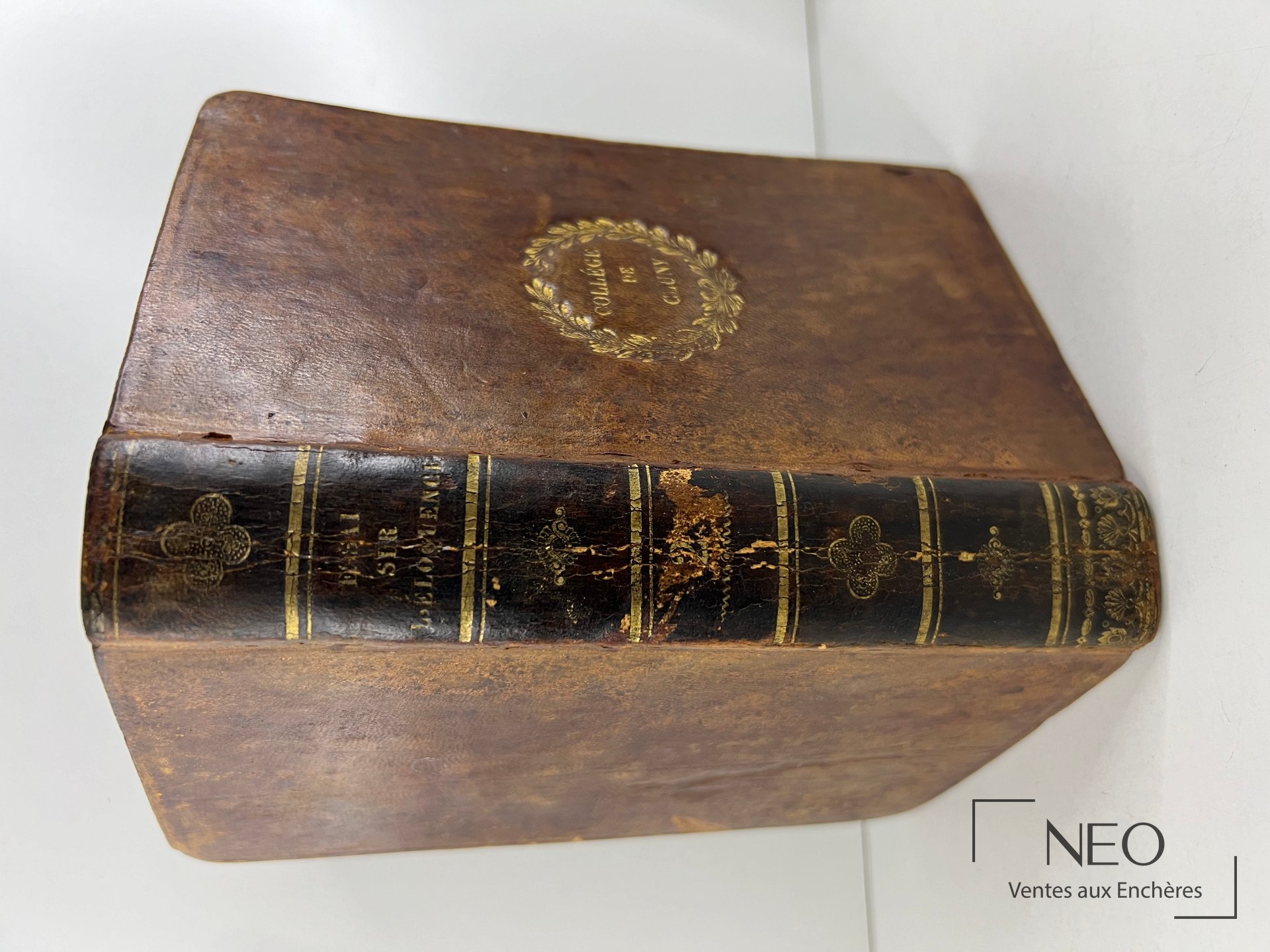 Livre ancien relié en basane brune