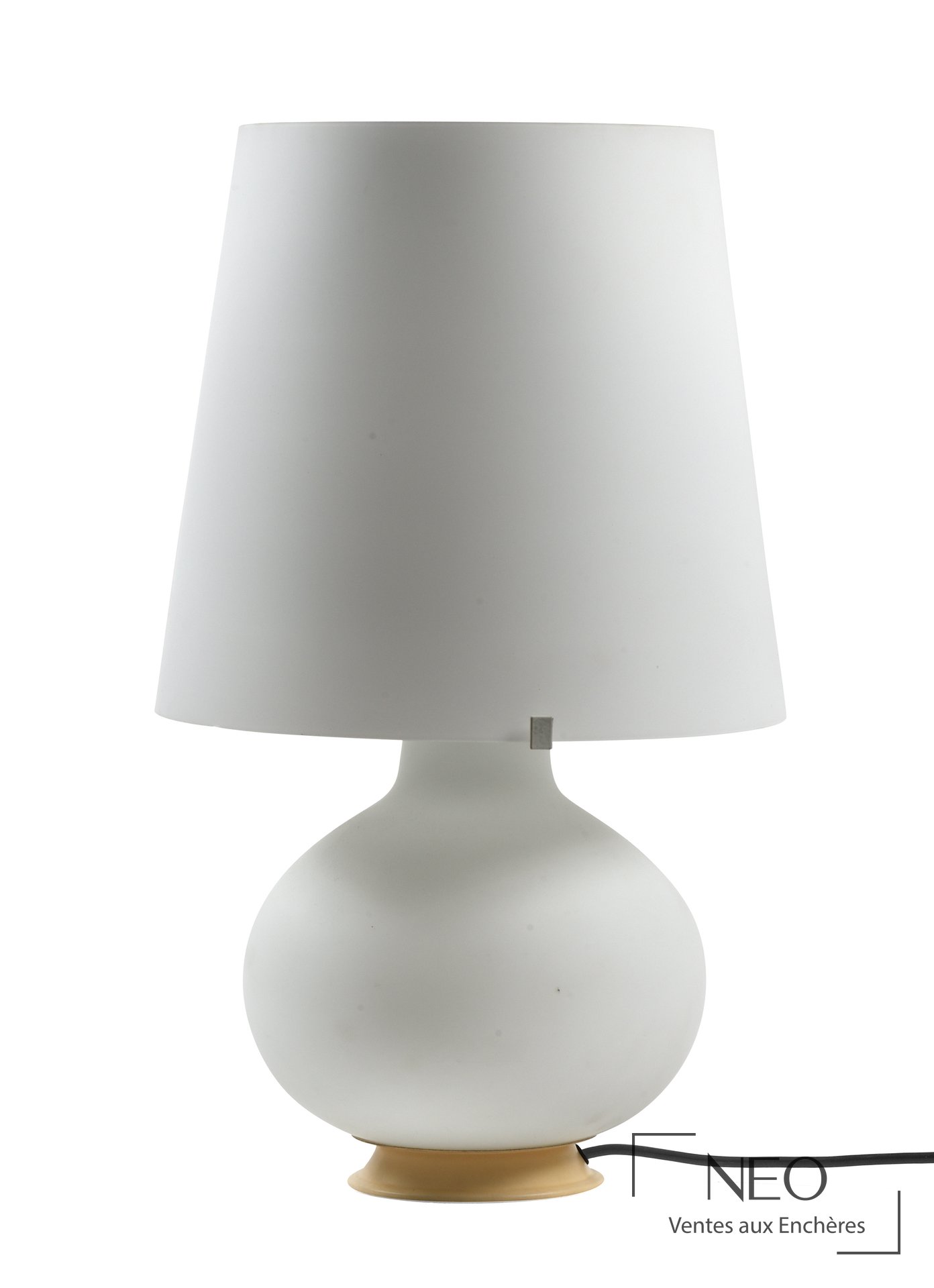 Lampe à poser en verre opalin avec abat-jour blanc et base bombée