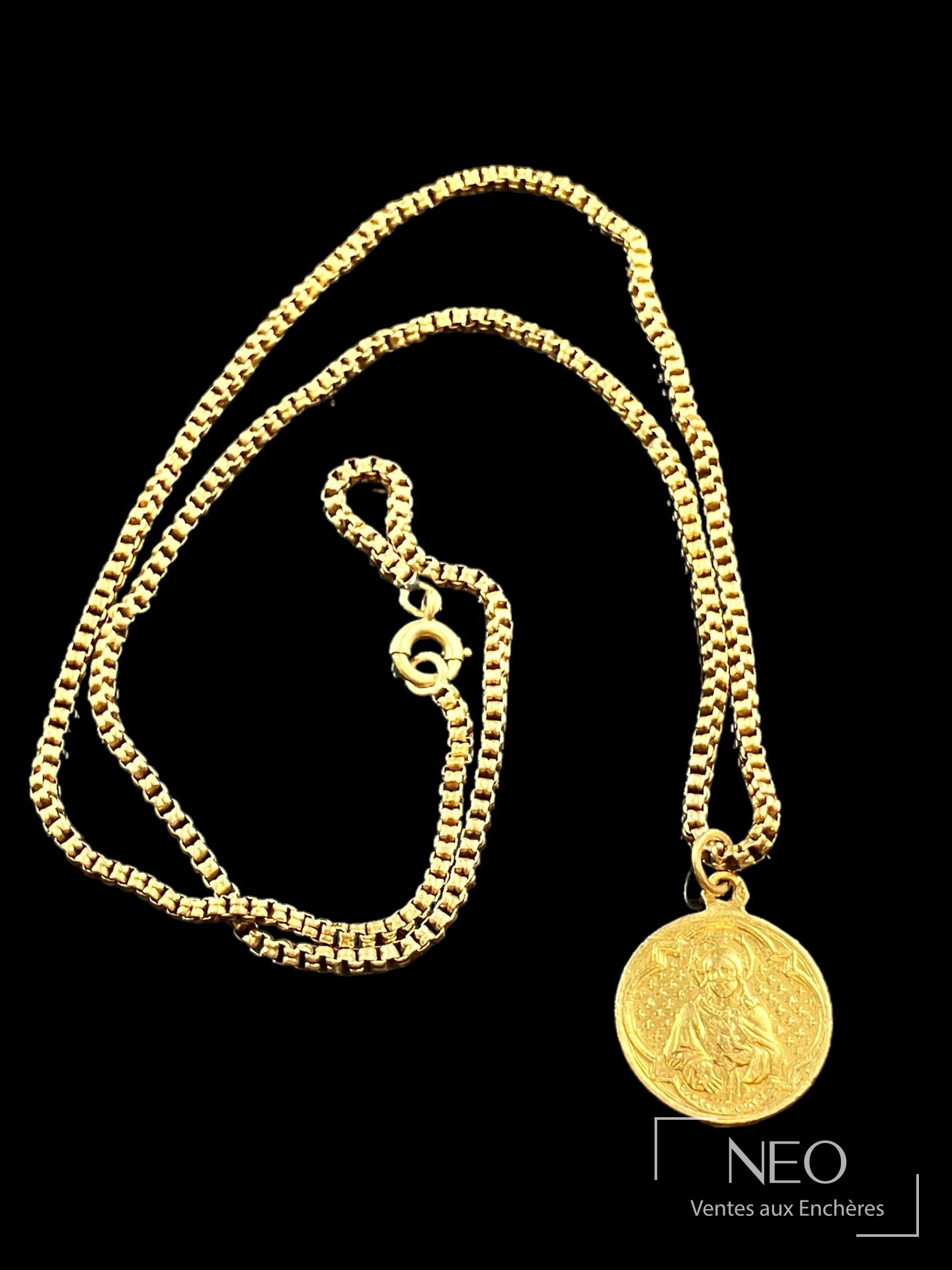 Médaille Christ en or jaune 18 carats avec chaîne en or jaune et argent