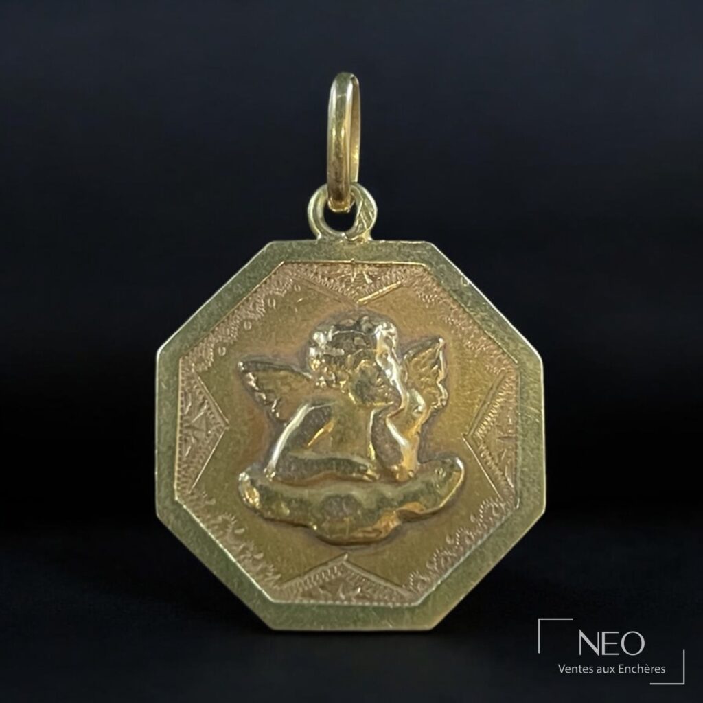 Médaille de baptême octogonale en or jaune avec un ange en relief au centre
