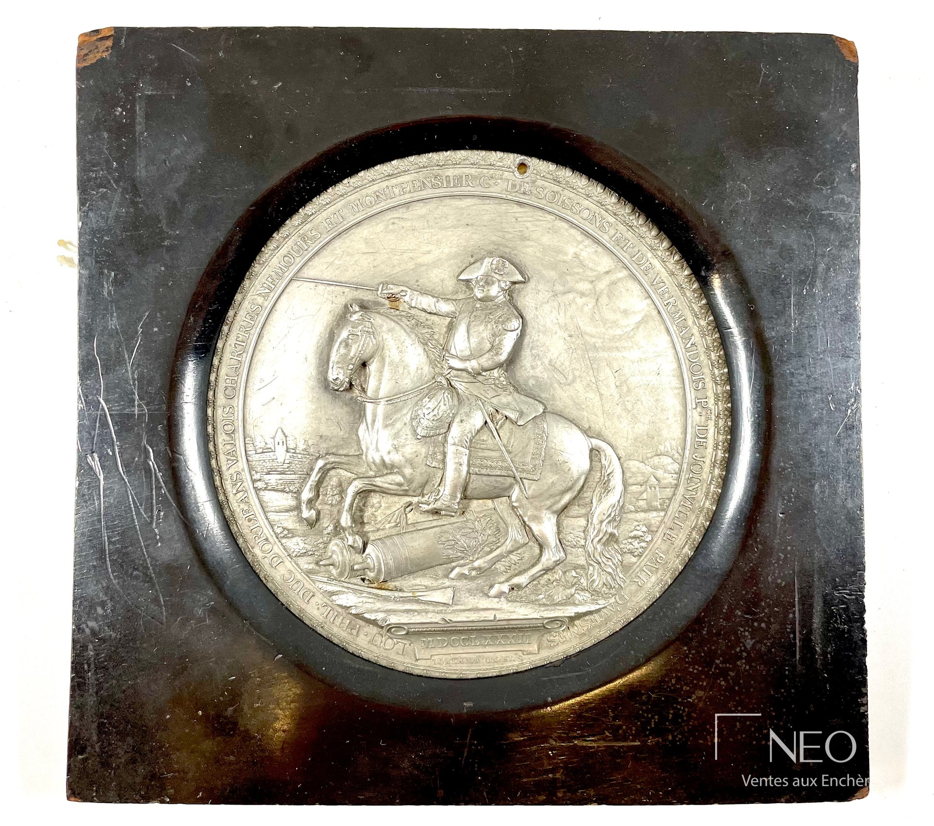 Médaille ronde représentant le Duc d’Orléans à cheval dans un cadre en bois noirci