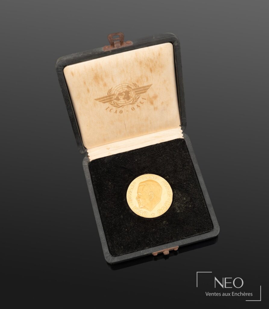 Médaille Edward Warner en or jaune présentée ouverte dans son coffret d’origine
