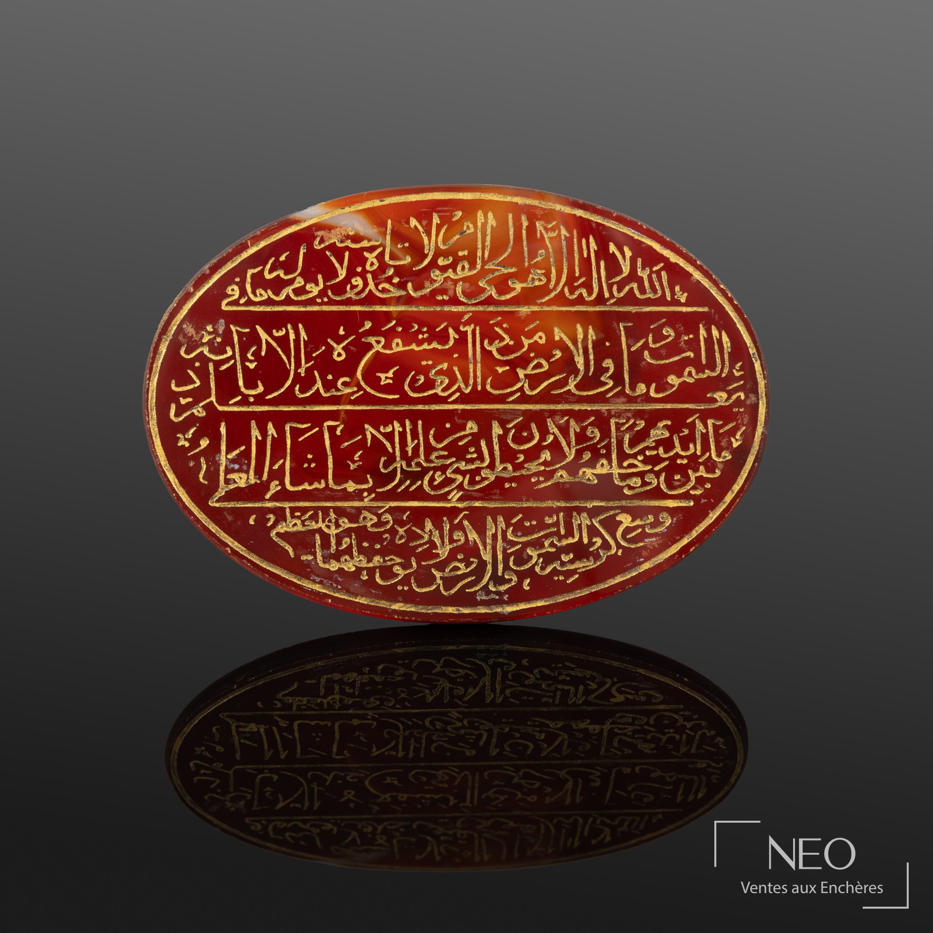 Médaillon ovale en agate rouge gravé et doré de versets coraniques