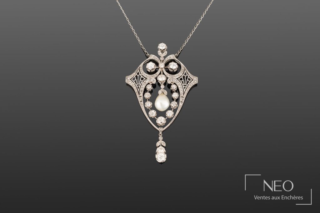Pendentif blason Mellerio dits Meller en platine avec perle poire et diamants