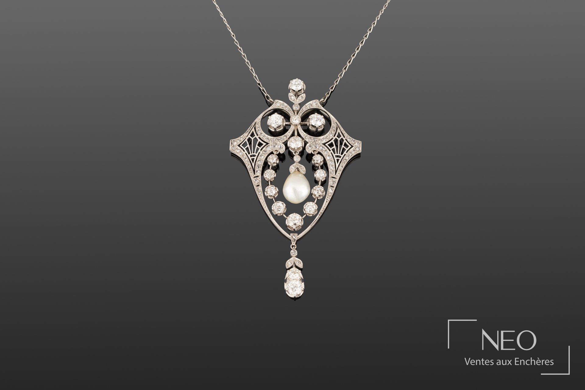 Mellerio dits Meller, pendentif blason en platine et chaîne, vers 1900