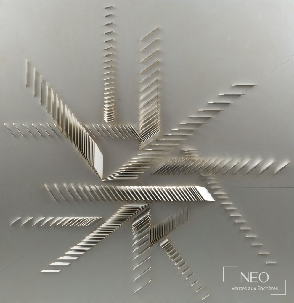 Composition en relief abstraite en aluminium sur panneau gris