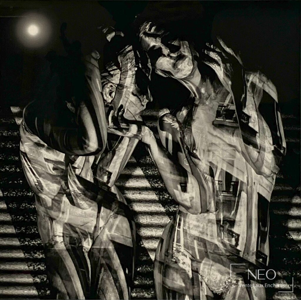 Photographie noir et blanc de Michel Portier montrant deux silhouettes dans un décor sombre