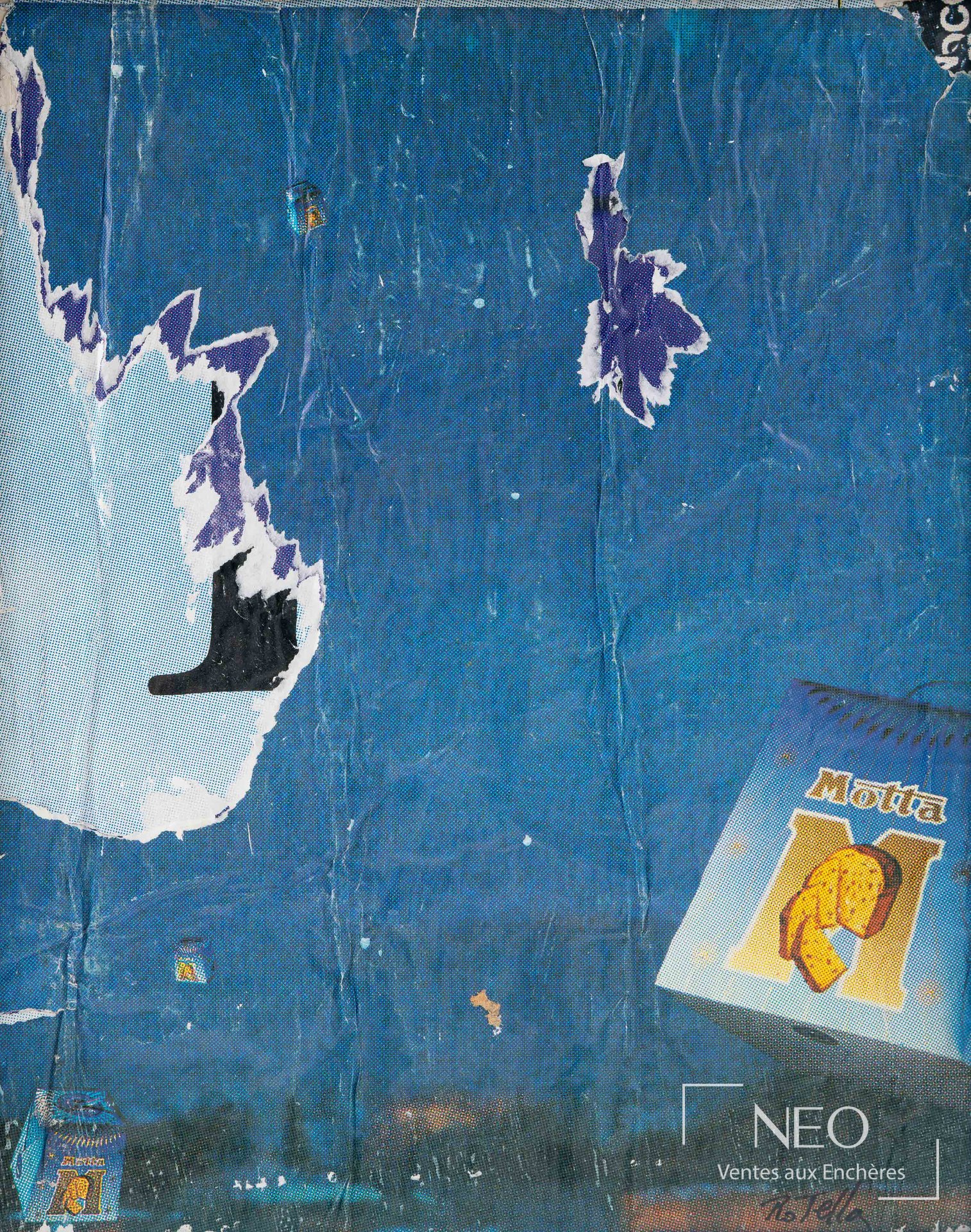 Décollage de Mimmo Rotella dominé par un fond bleu avec fragments d’affiches arrachées