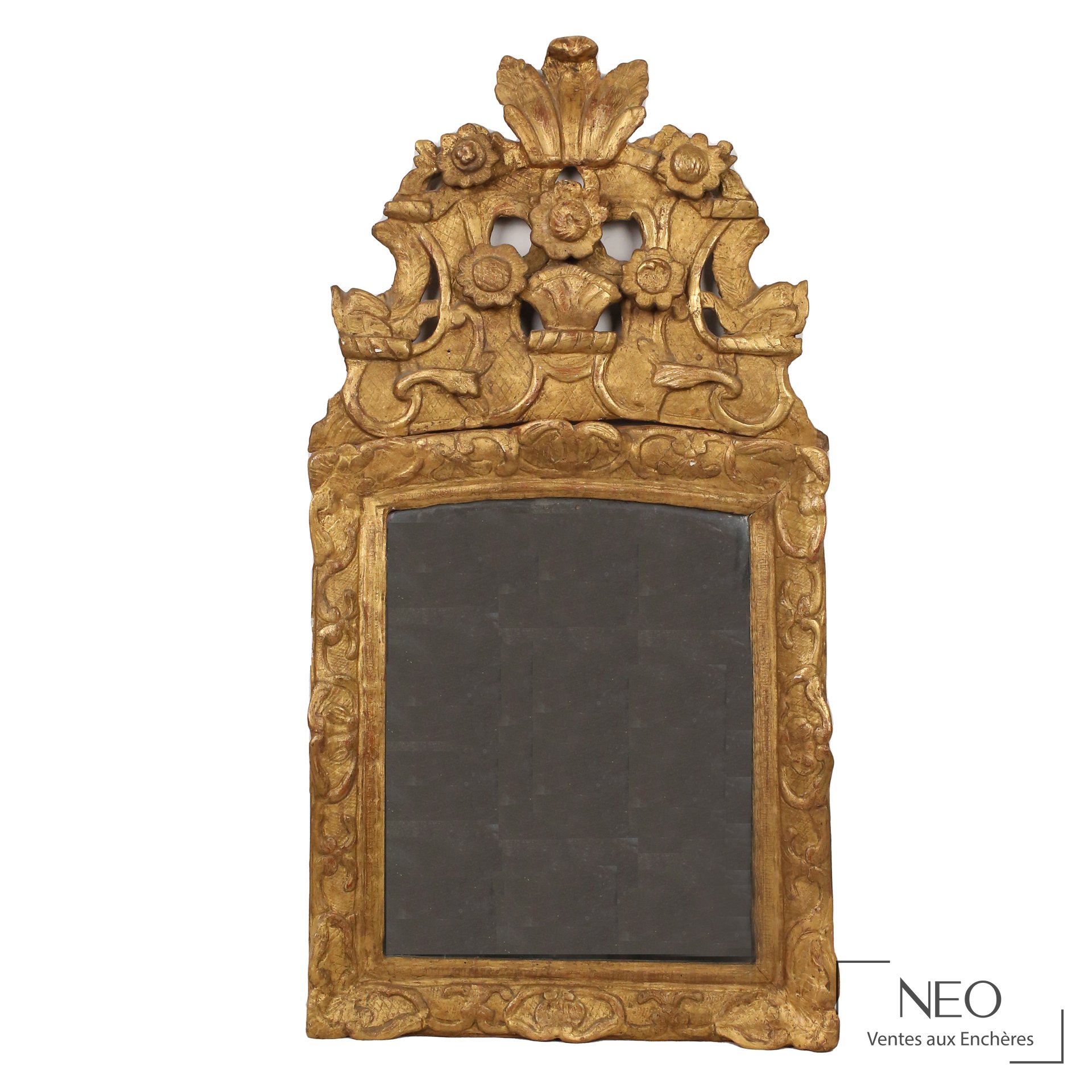 Miroir en bois sculpté et doré