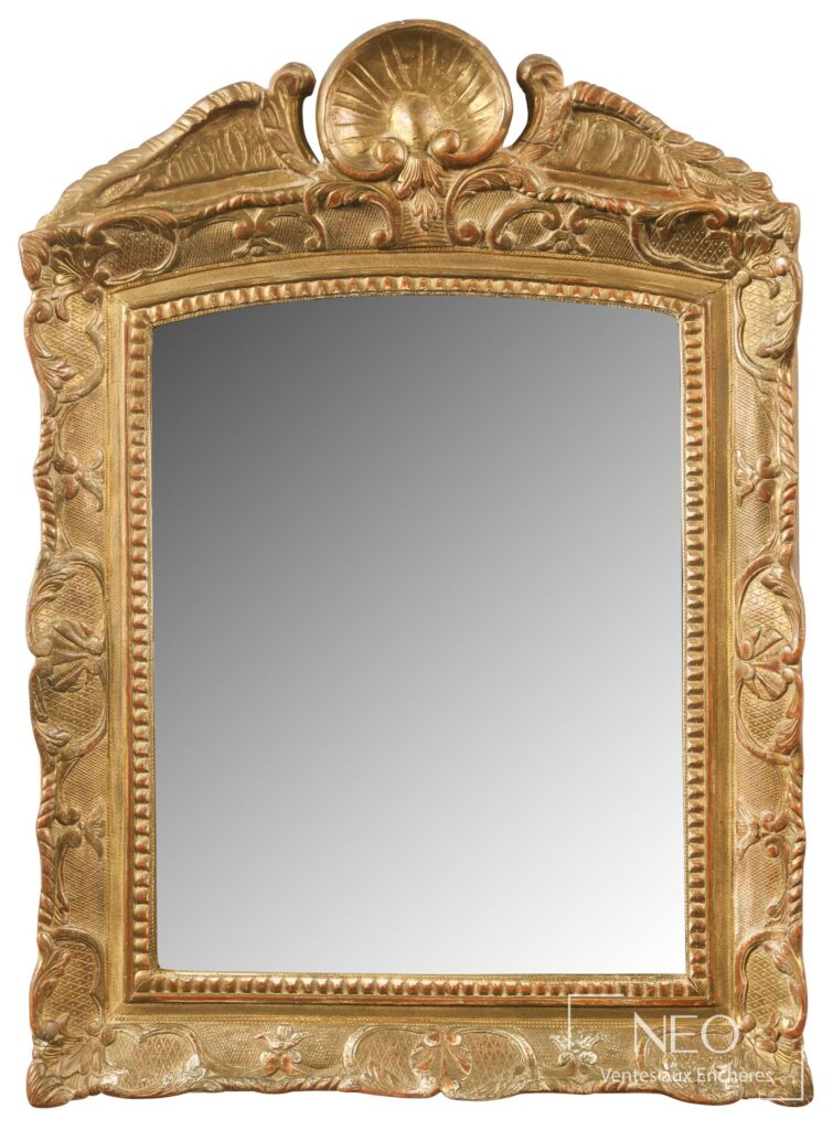 Miroir rectangulaire en bois doré à décor de coquilles et d'entrelacs