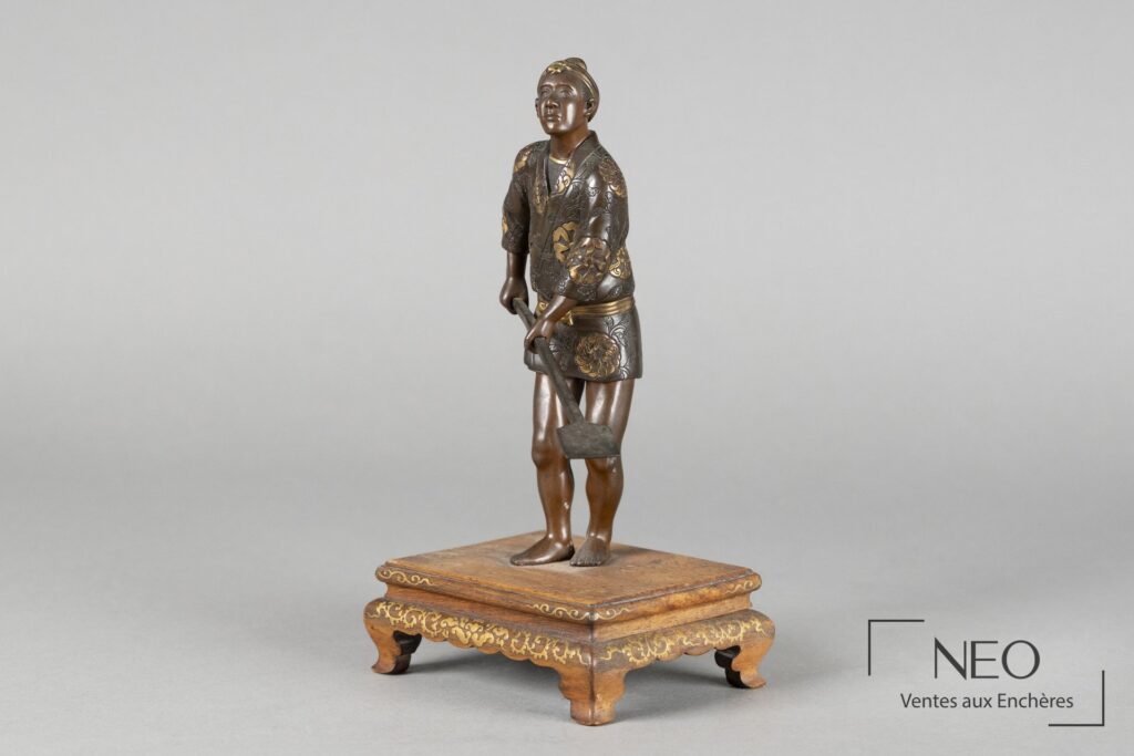 Batelier okimono japonais en bronze sur socle en bois doré