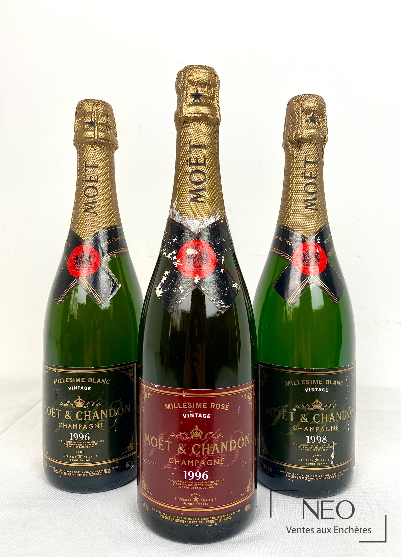 Trois bouteilles de champagne Moët & Chandon vues de face