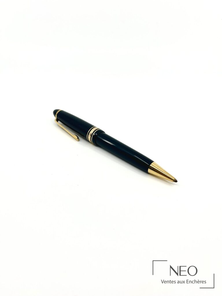 Stylo bille Montblanc Meisterstück en résine noire et métal doré