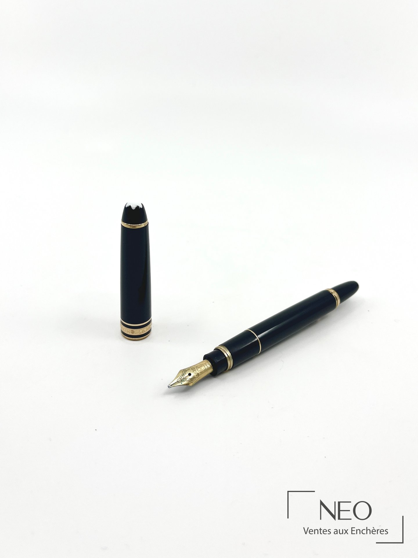 Stylo plume Montblanc Meisterstück en résine noire avec plume dorée