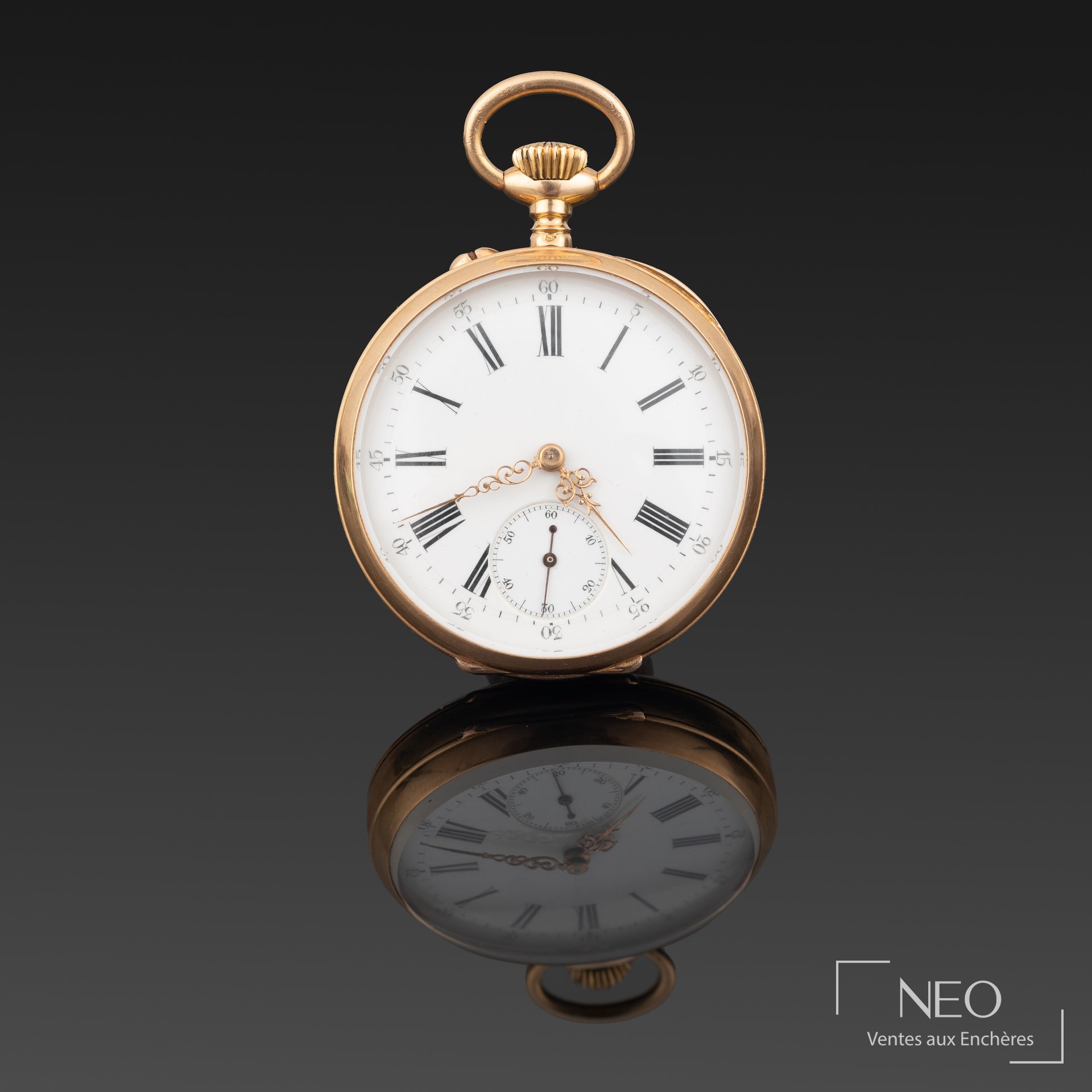 Montre à gousset en or jaune avec cadran émaillé blanc et chiffres romains.