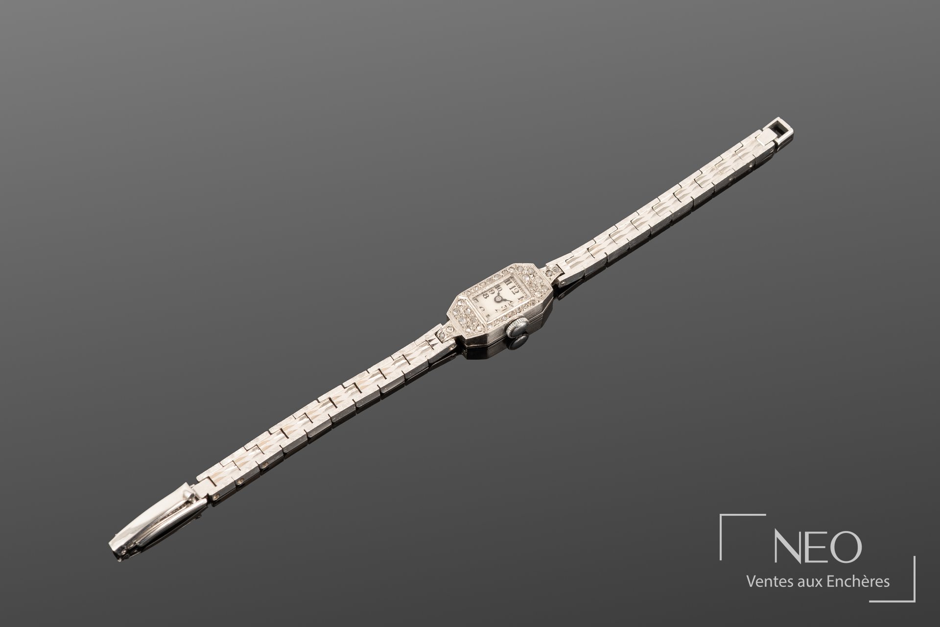 Montre bracelet cocktail en or gris sertie de brillants