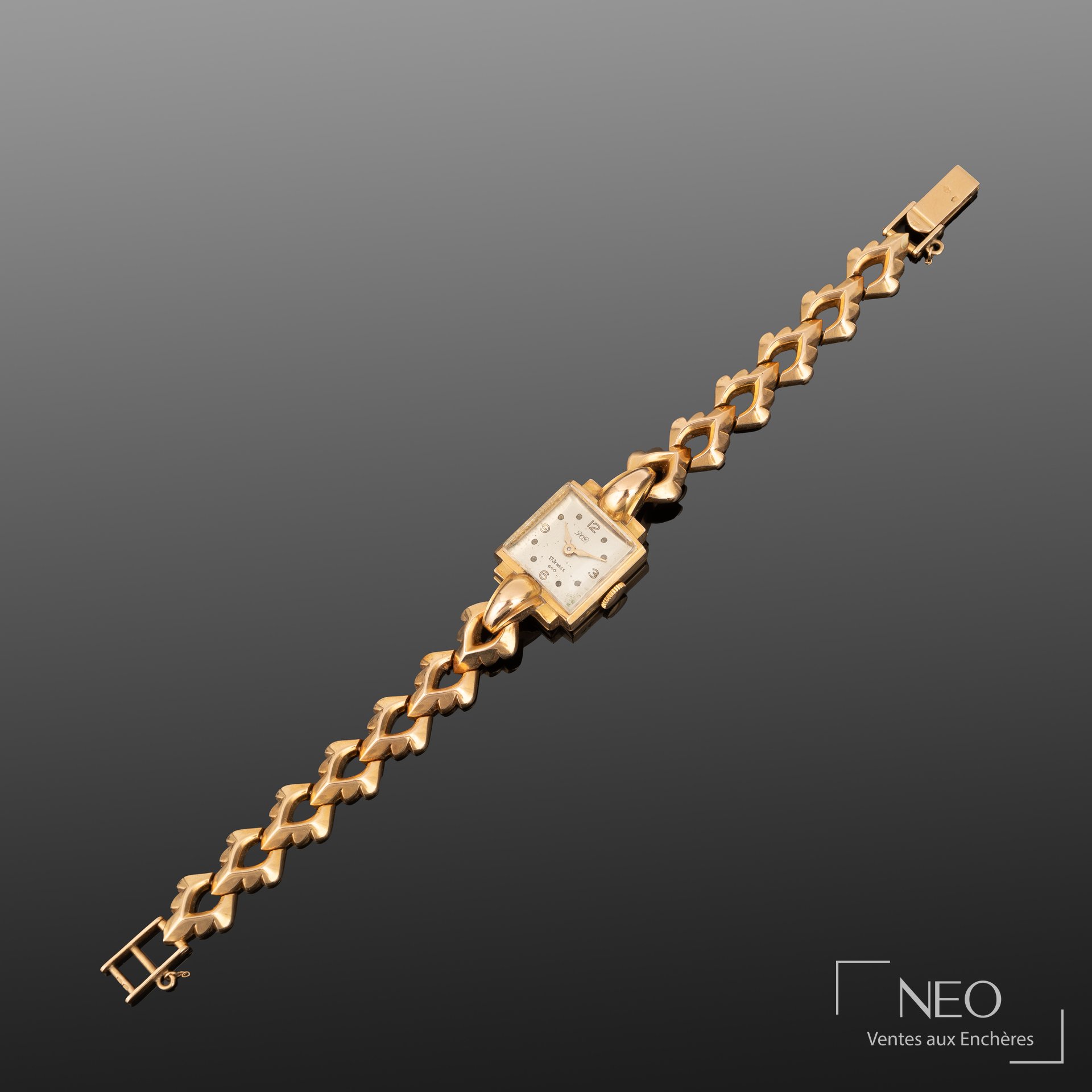 Montre bracelet en or jaune 18K avec cadran carré signé DVD et bracelet ajouré