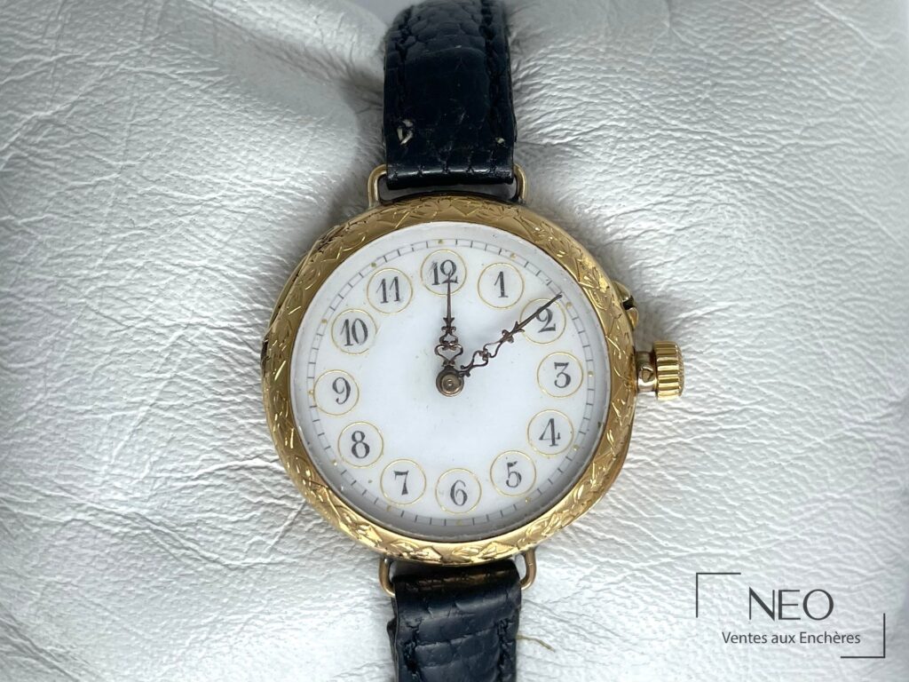 Montre-bracelet en or jaune avec cadran émaillé aux chiffres arabes