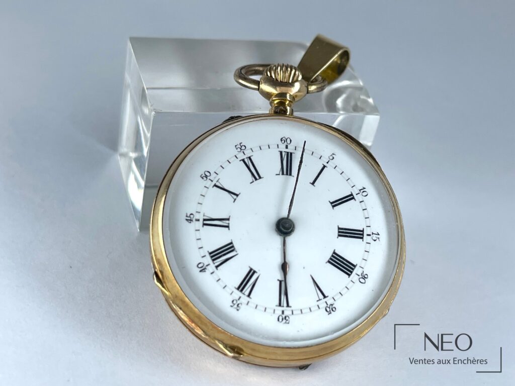 Montre de col en or jaune avec cadran émaillé blanc et chiffres romains
