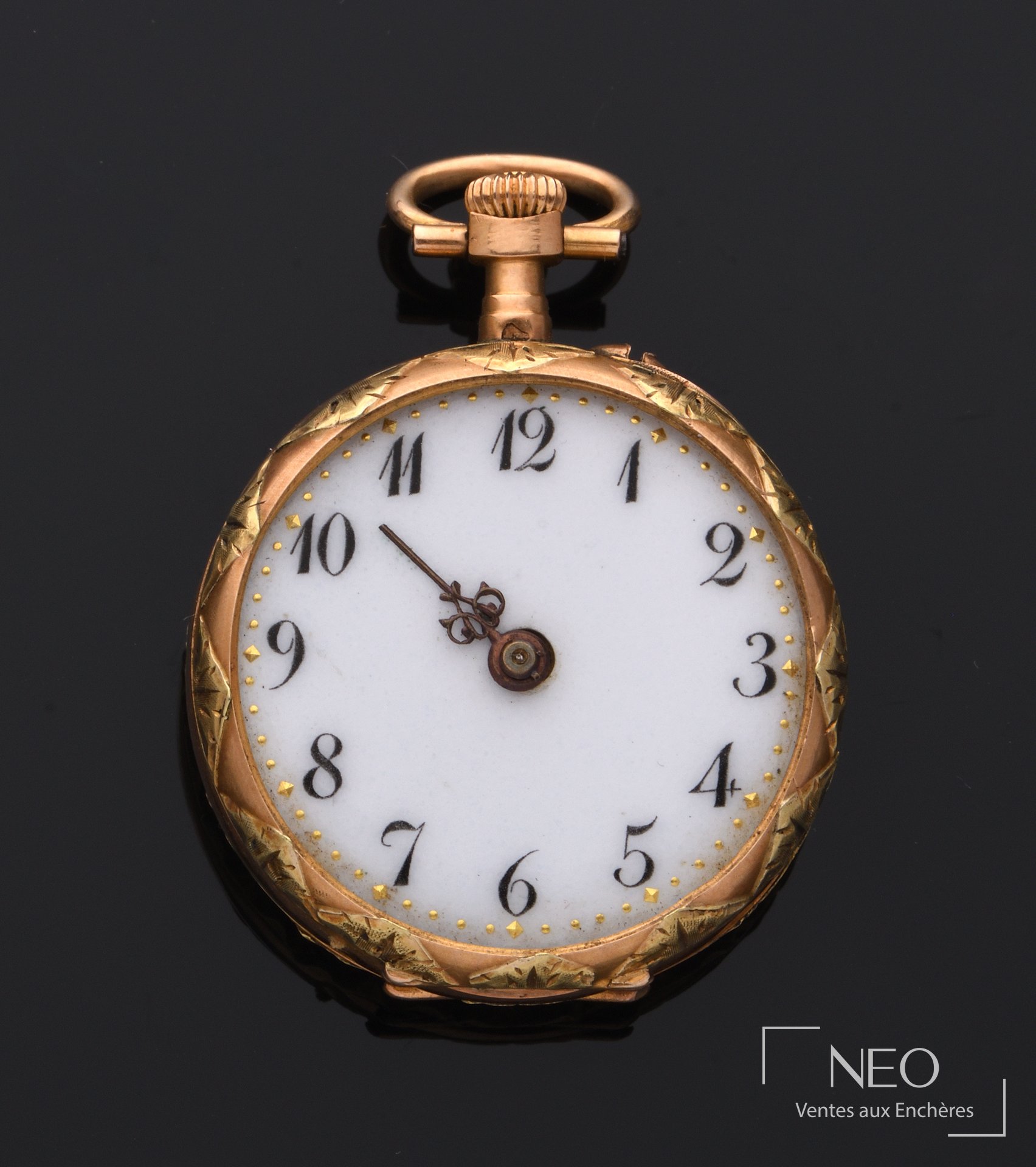 Montre de col en or 18 carats, boîtier festonné et cadran émaillé