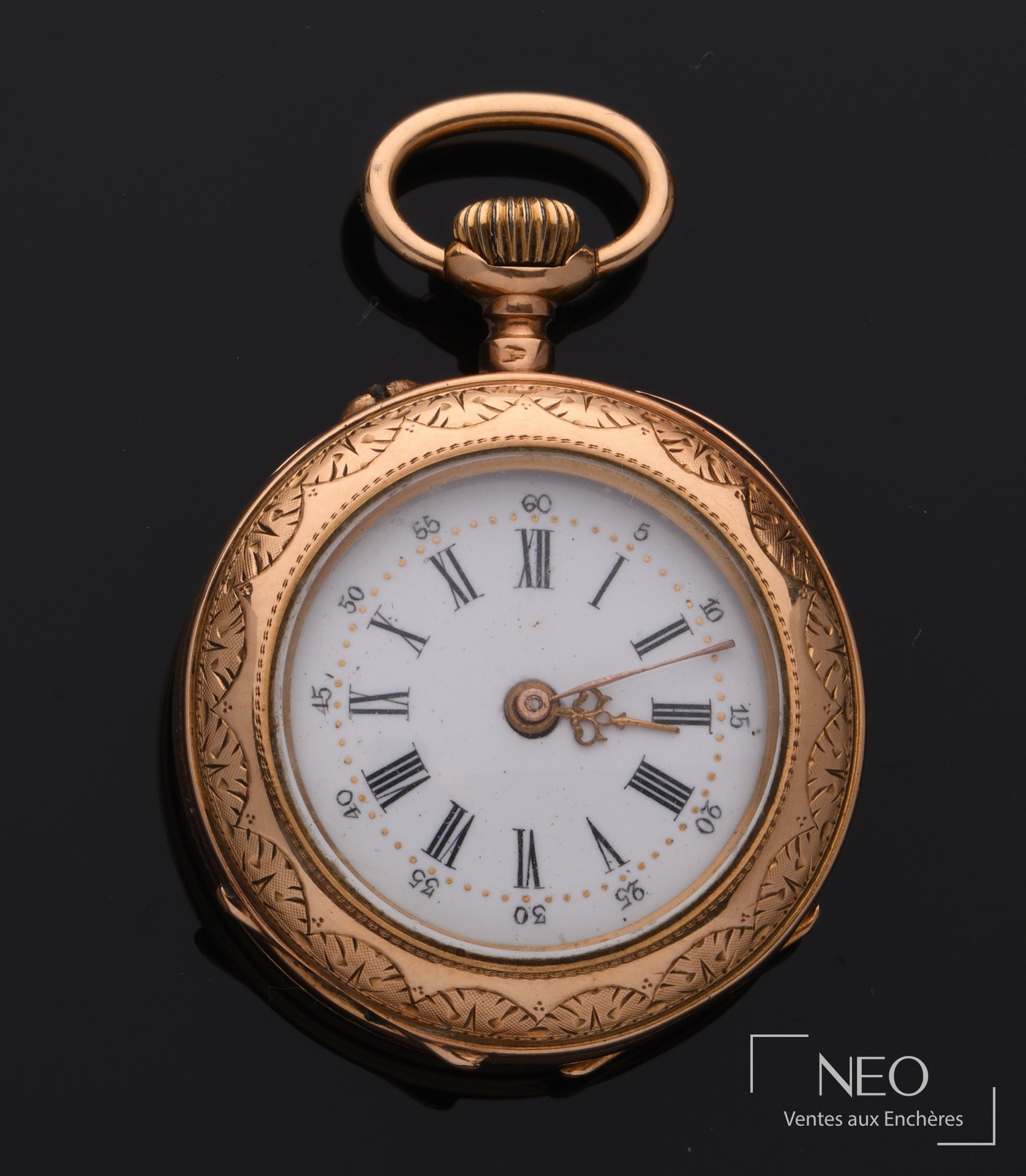 Montre de col en or jaune 18 carats, boîtier ciselé et cadran émaillé