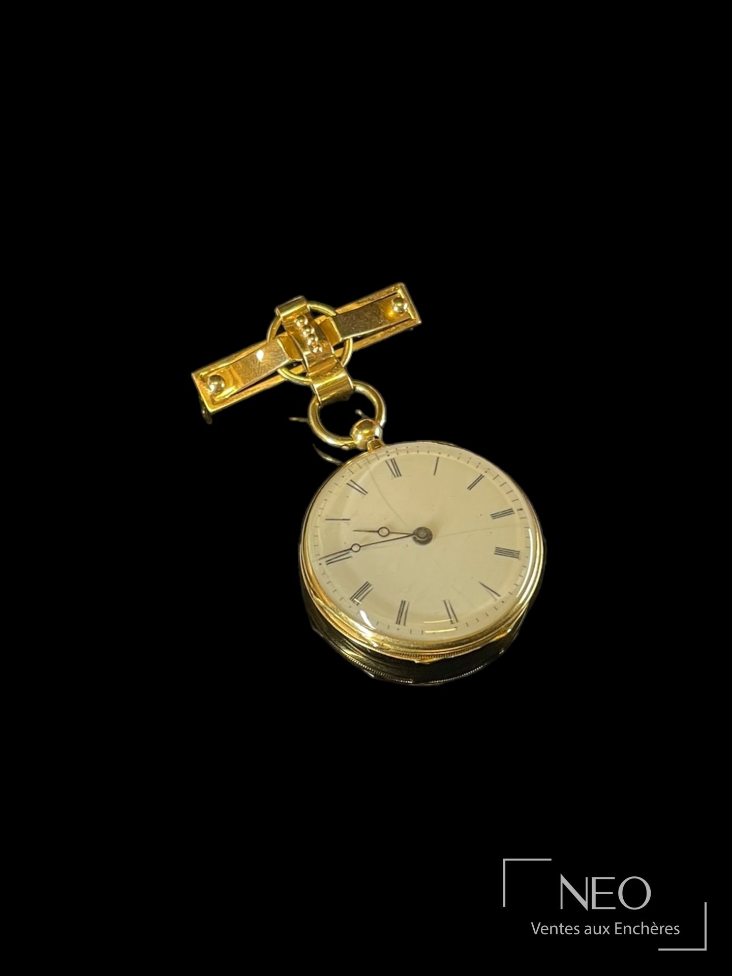 Montre de col en or jaune 18 carats, cadran émaillé et décor floral