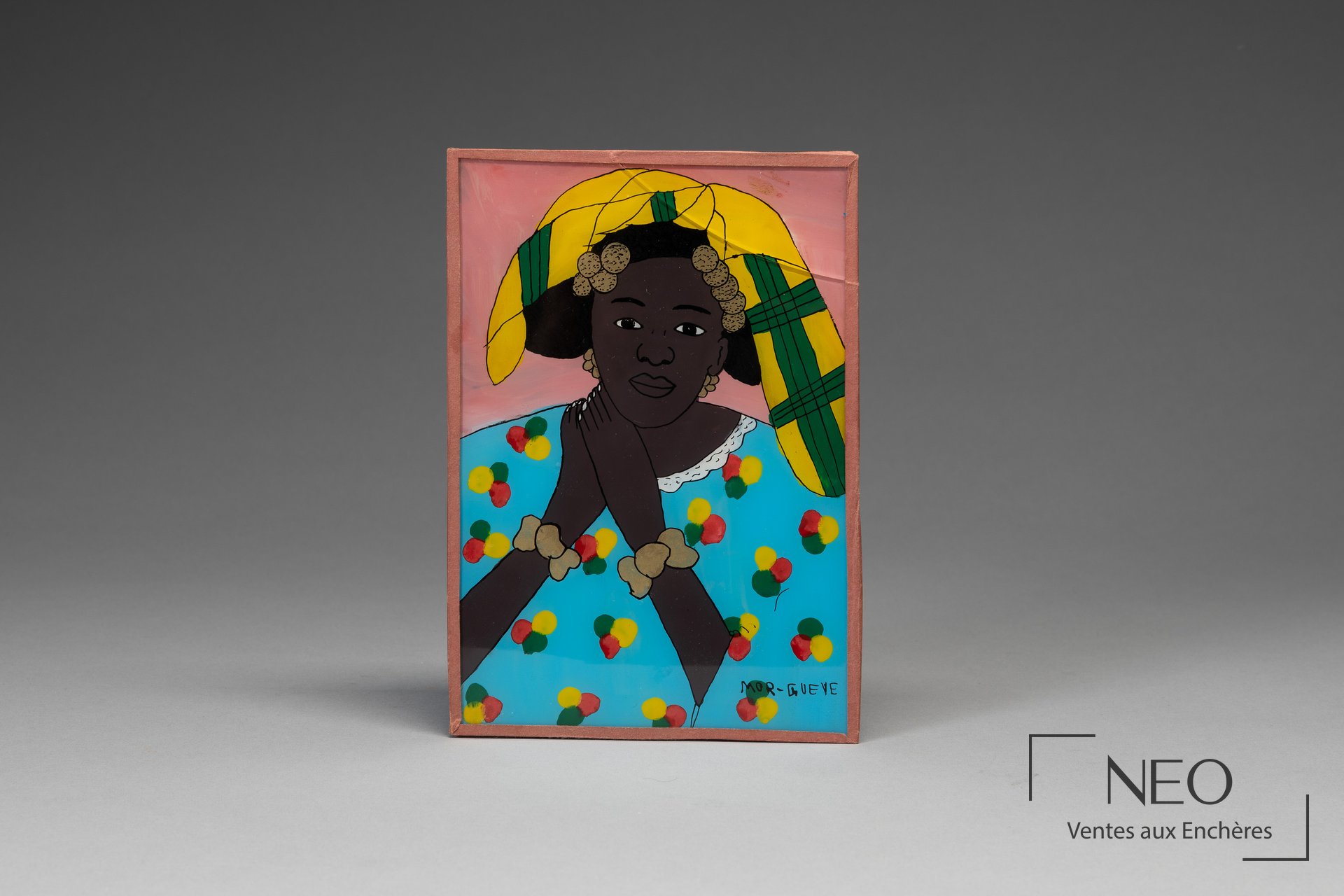 Femme peinte au boubou bleu sous verre