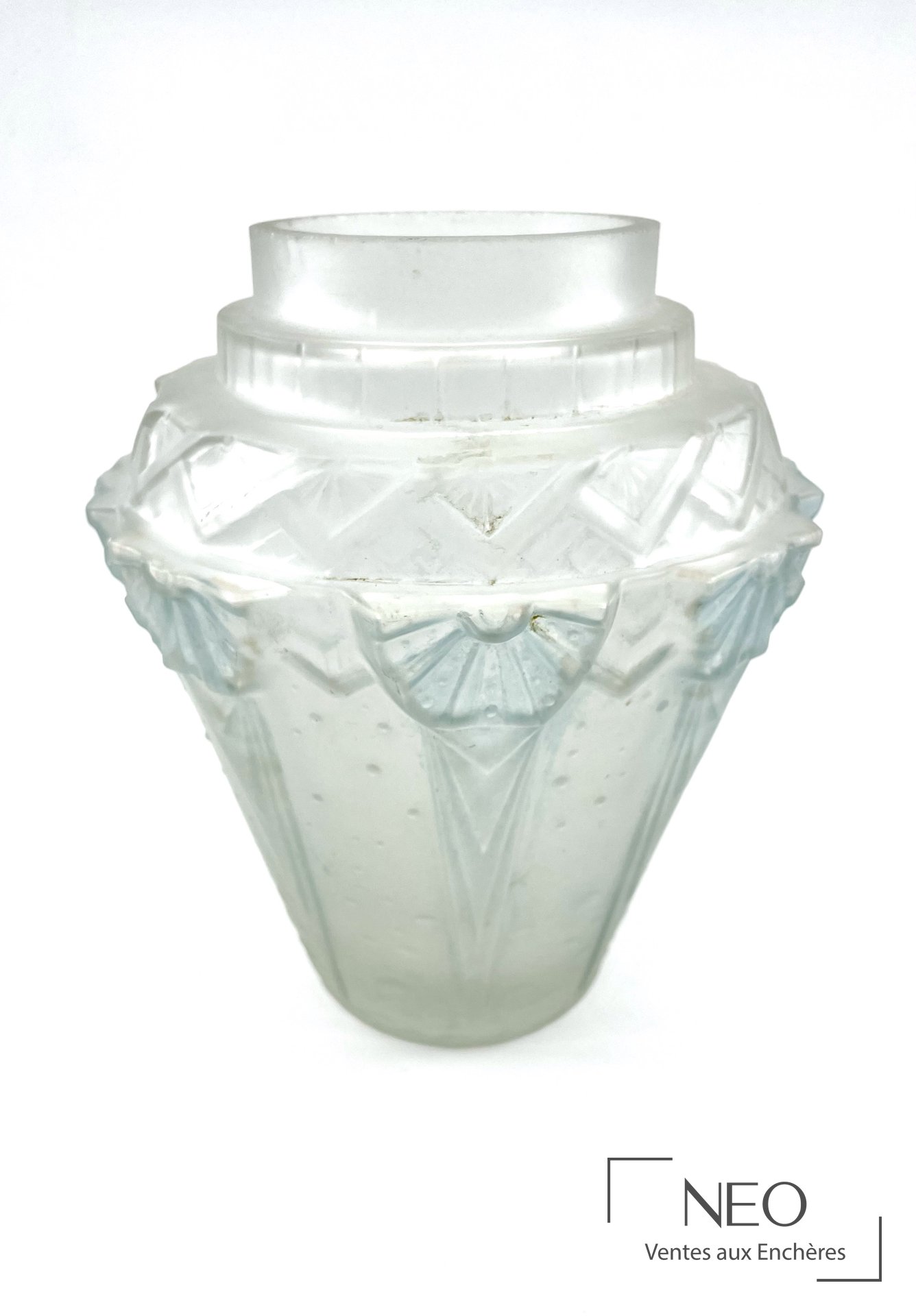 Vase conique en verre incolore à décor géométrique en relief
