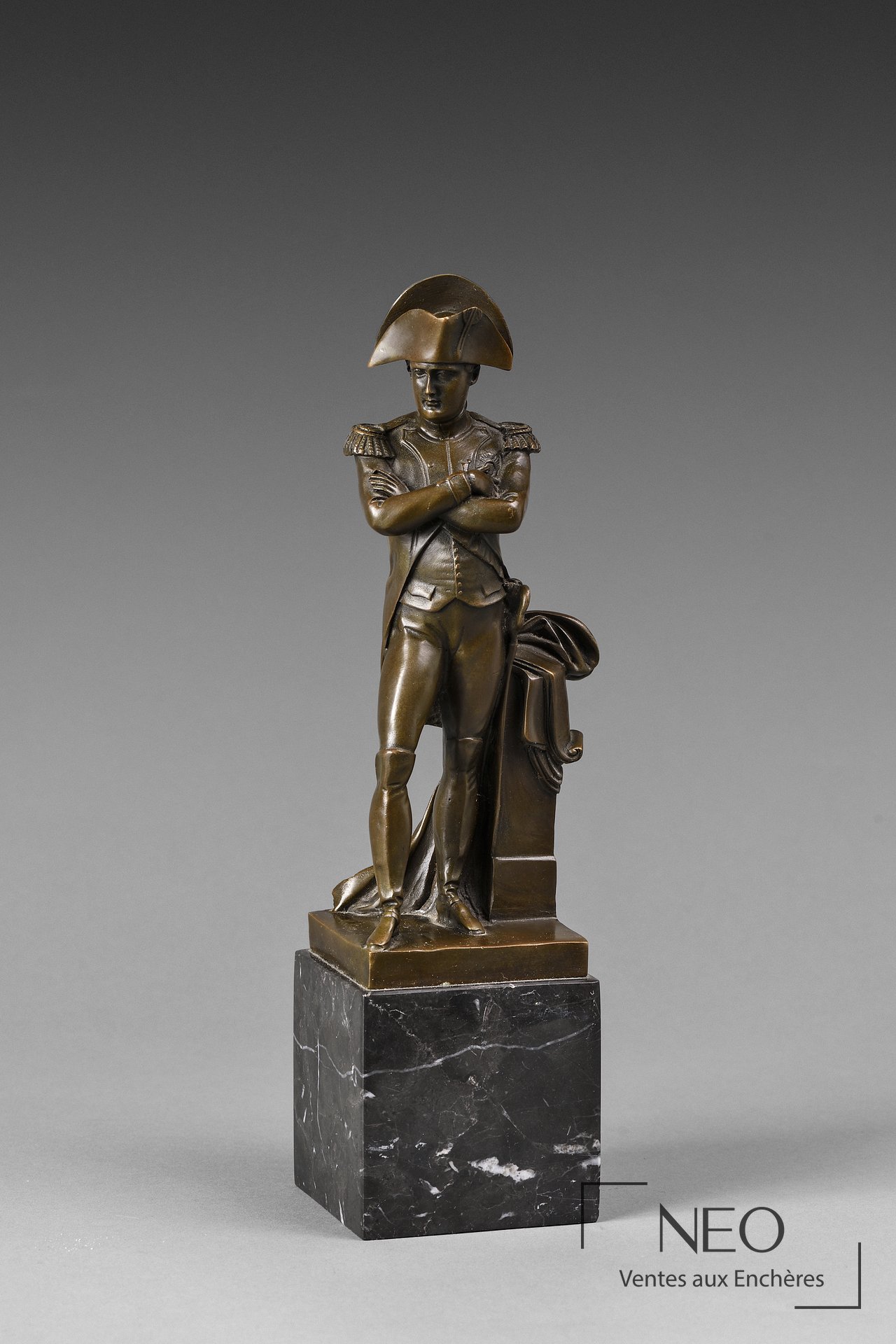 Statuette de Napoléon en bronze à patine brune sur socle de marbre noir veiné