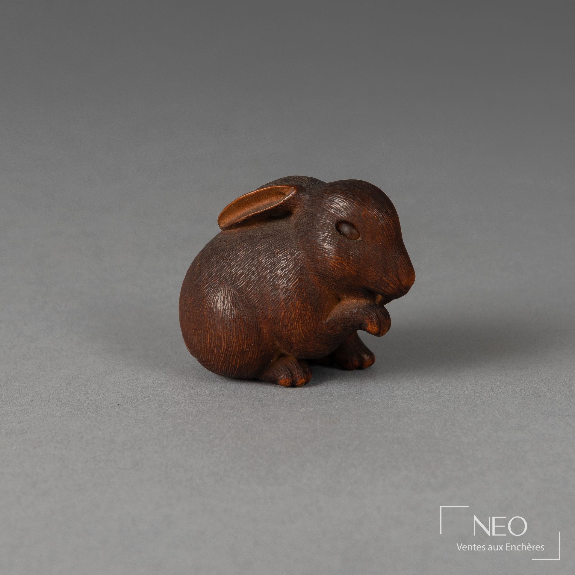 Netsuke en buis signé Tadamichi, lièvre assis, époque Meiji