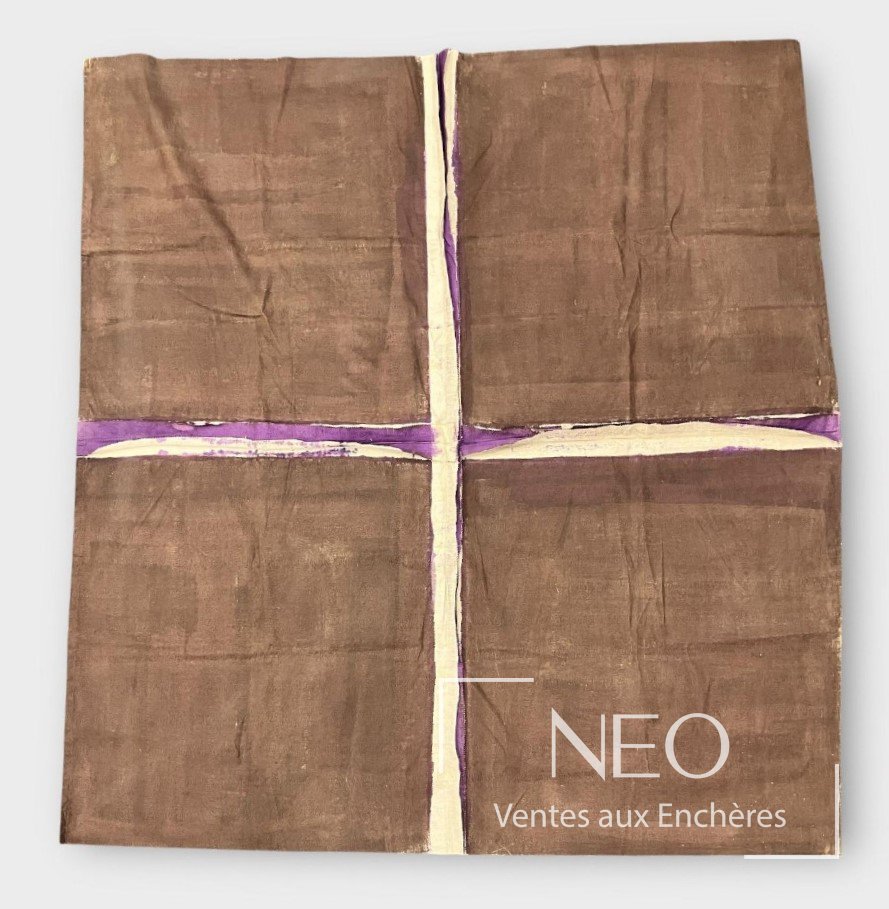 Toile abstraite brune traversée d'une croix claire et violette