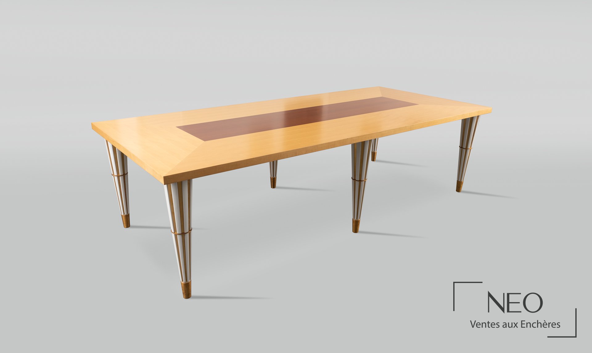 Table de salle à manger rectangulaire d'Olivier Gagnère avec plateau bicolore et six pieds coniques.