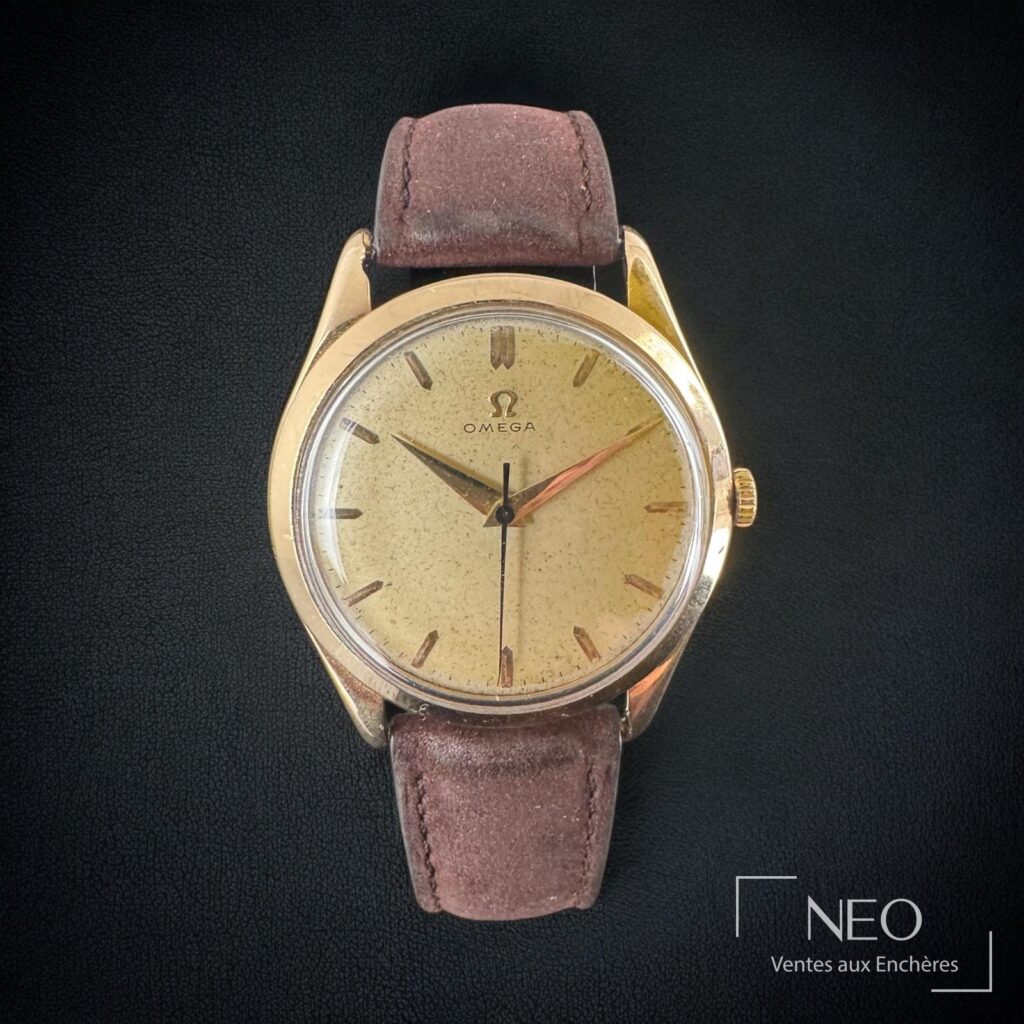 Montre OMEGA à cadran argenté patiné et bracelet cuir marron