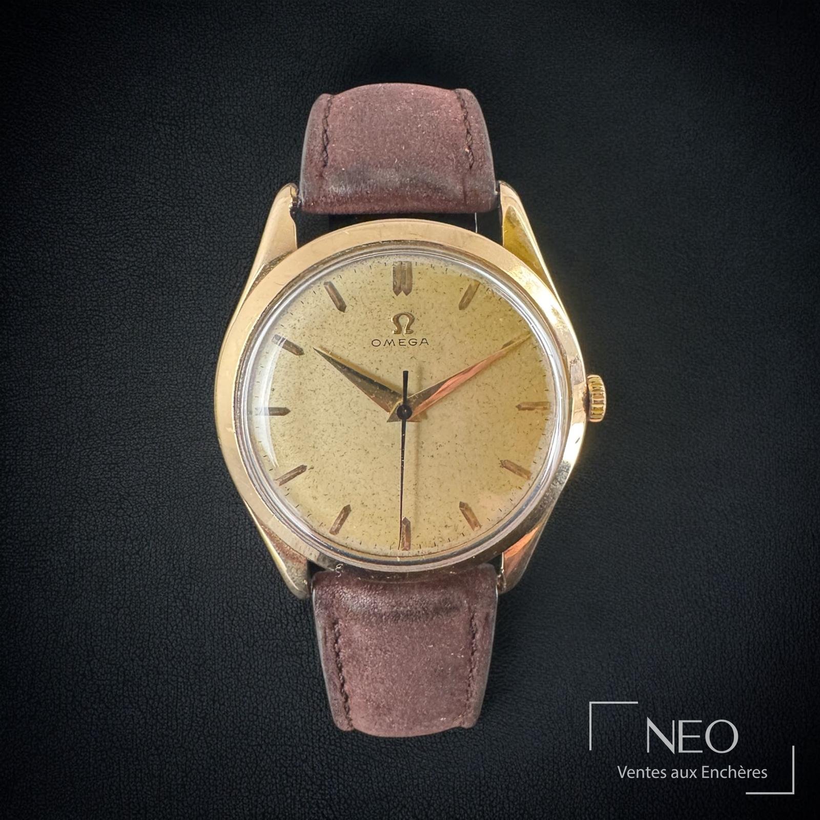 Montre OMEGA à cadran argenté patiné et bracelet cuir marron