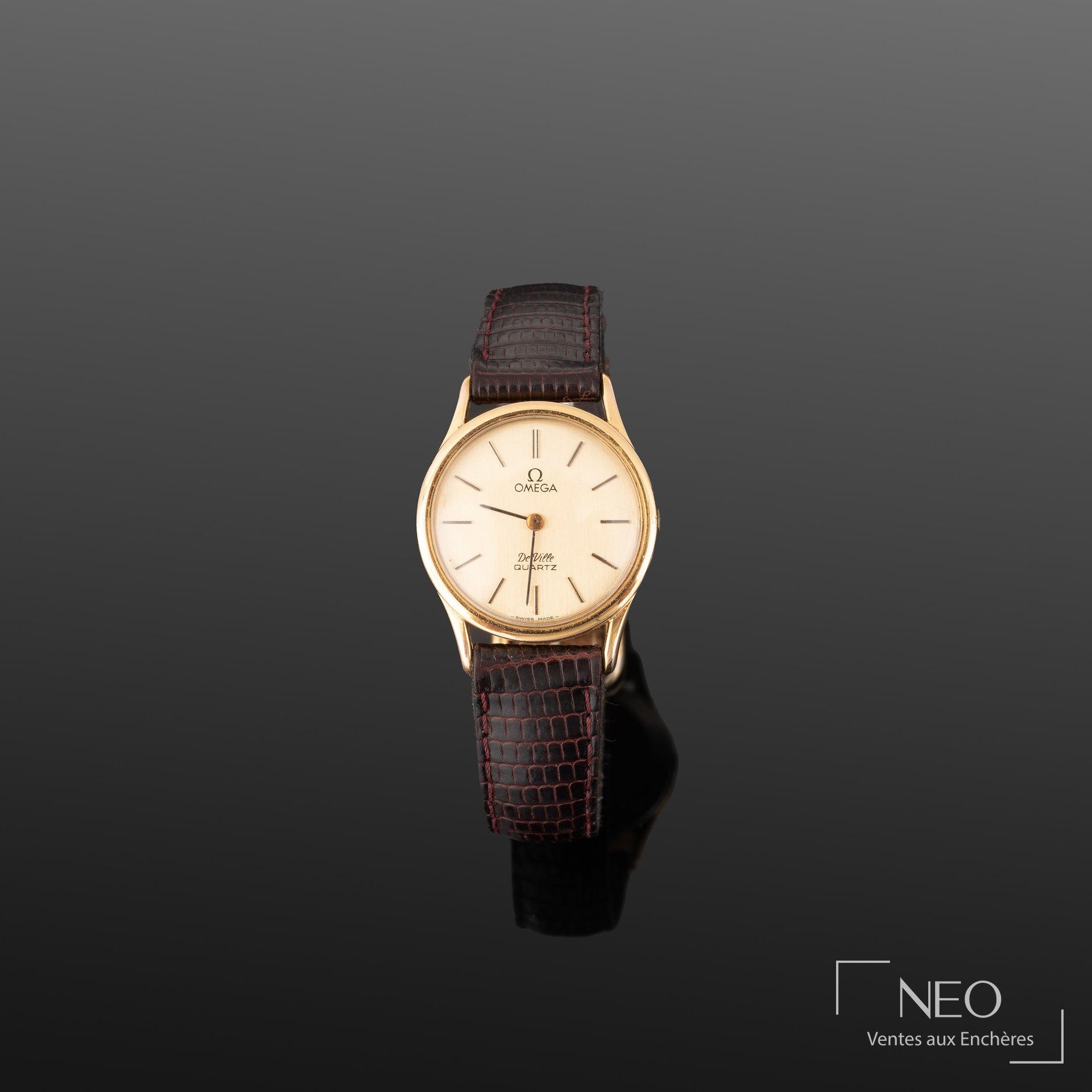 Montre Omega De Ville ronde avec cadran doré et bracelet cuir