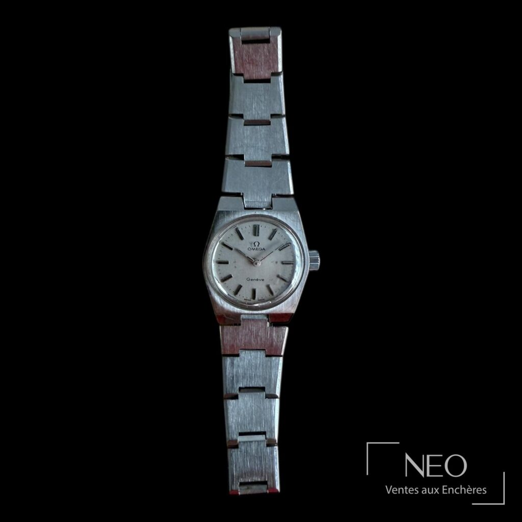 Montre OMEGA Genève de forme tonneau sur bracelet acier intégré