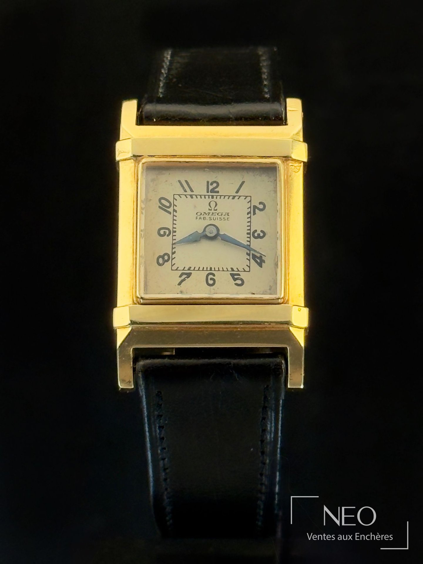 Montre Omega Marine en or jaune avec cadran carré et bracelet noir