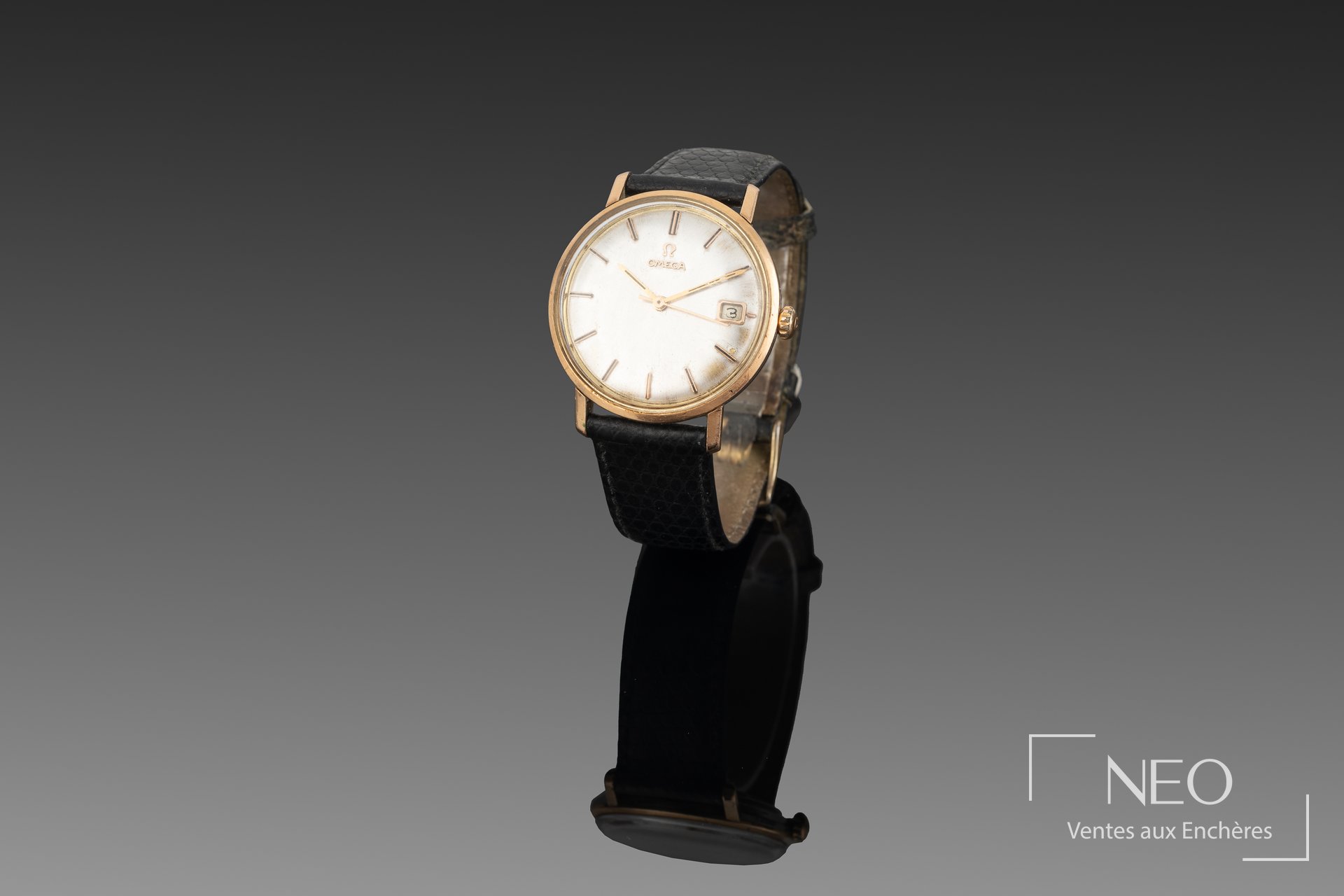 Montre Omega ronde au cadran argenté avec date à 3 h et bracelet cuir noir