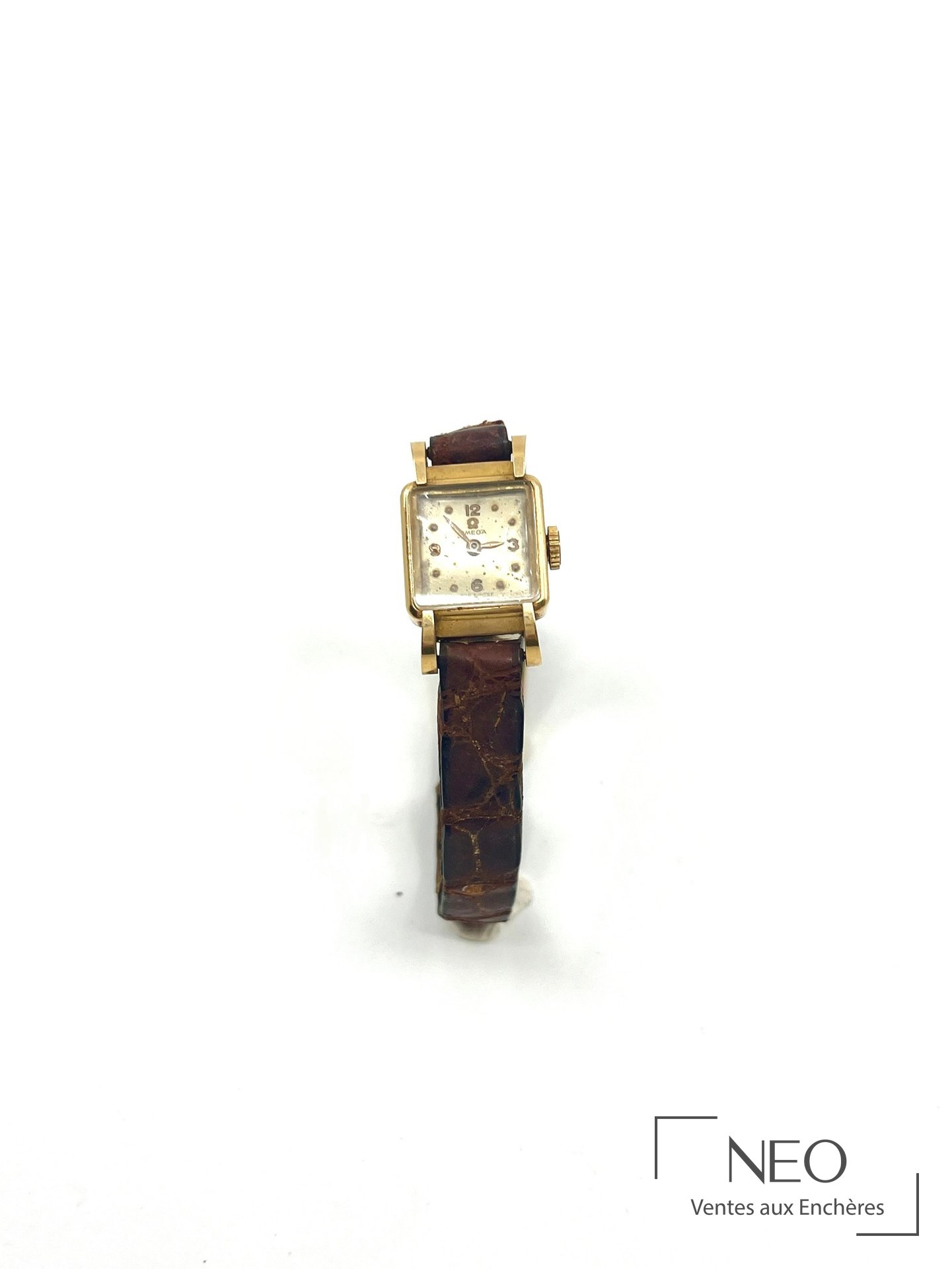 Montre OMEGA de ville en or jaune avec cadran carré et bracelet cuir marron
