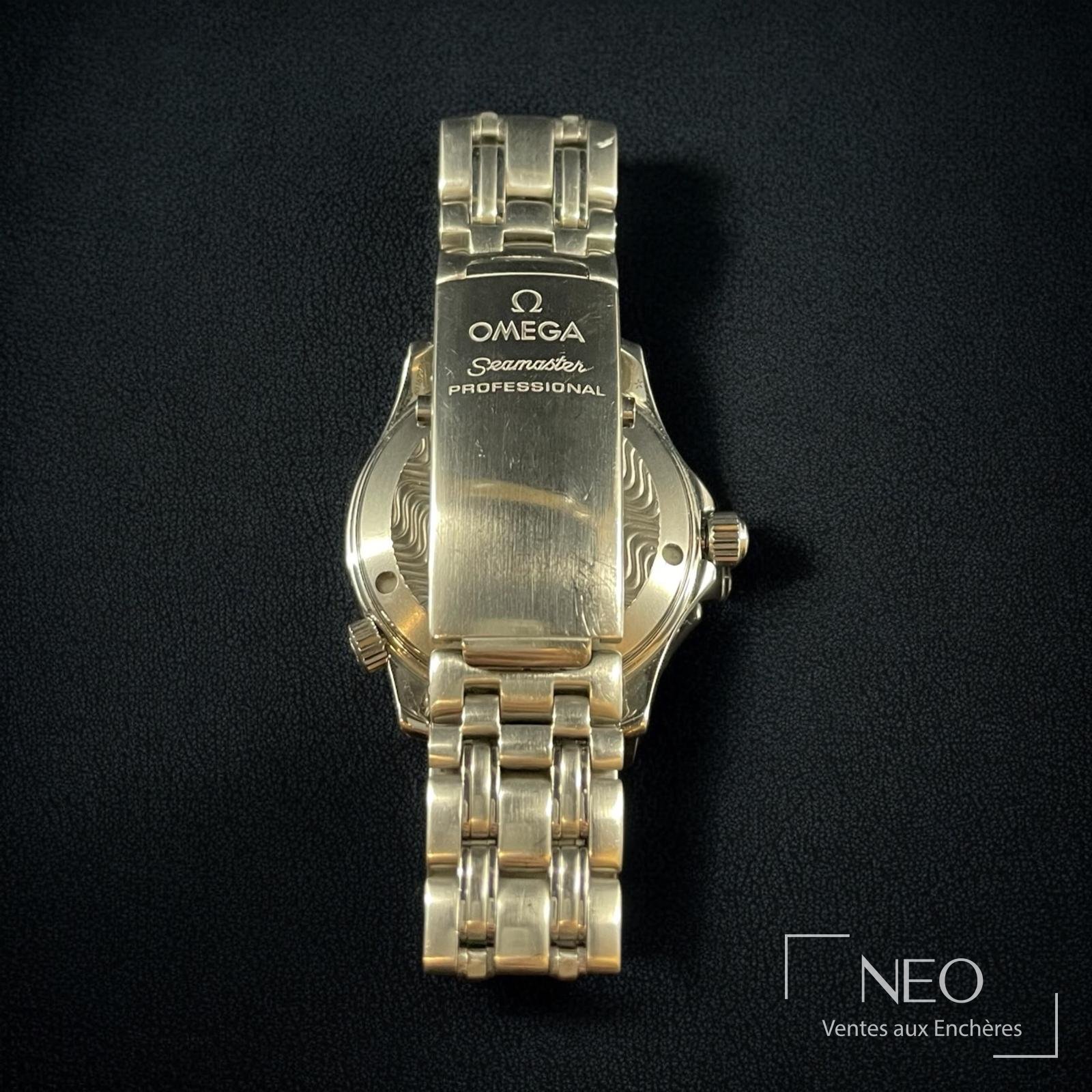 Fond vissé d’une Omega Seamaster en acier