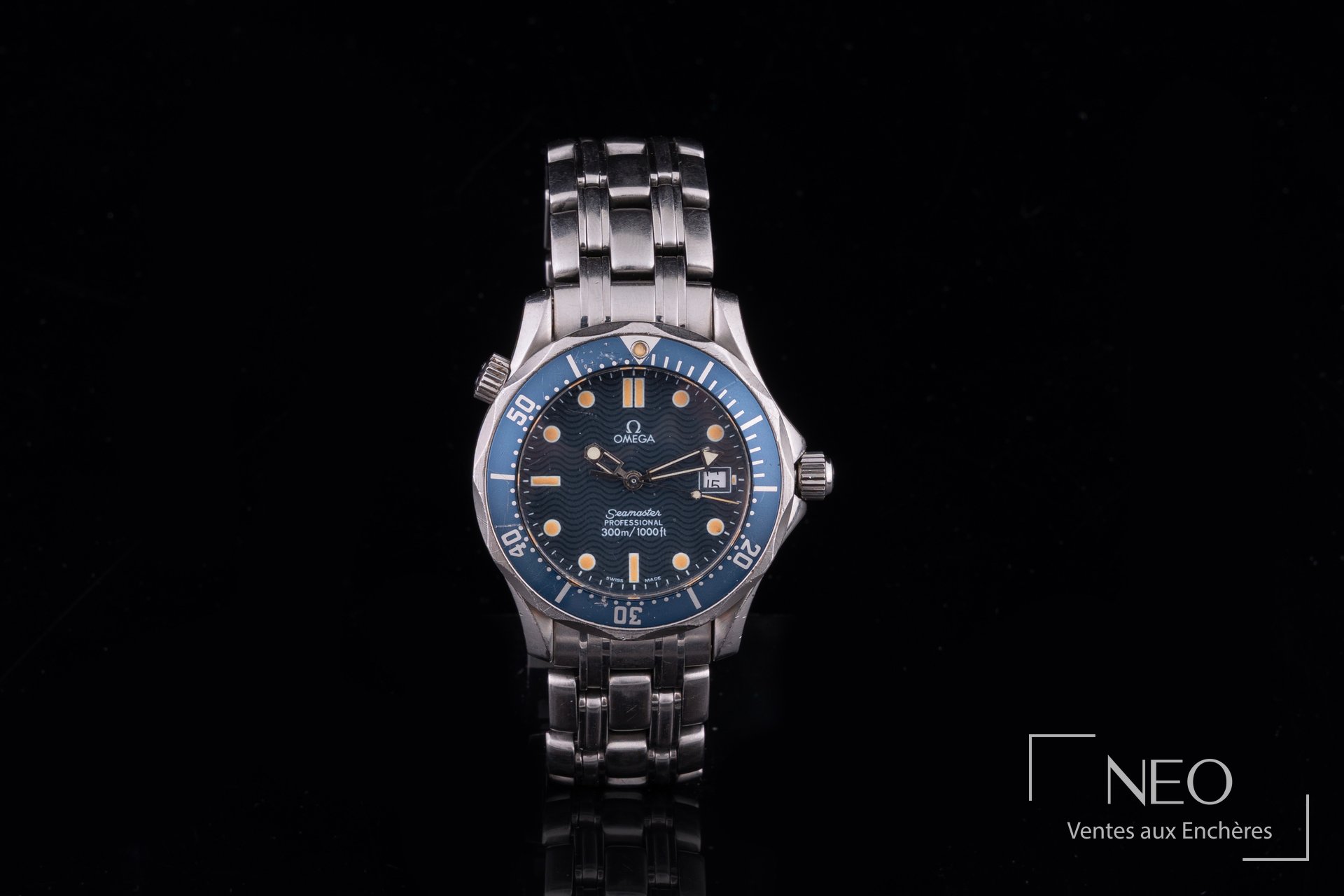 Montre Omega Seamaster 300 en acier avec cadran bleu à vagues et bracelet métal
