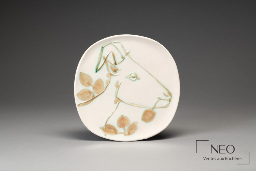 Assiette carrée à coins arrondis décorée d'une tête de chèvre de profil
