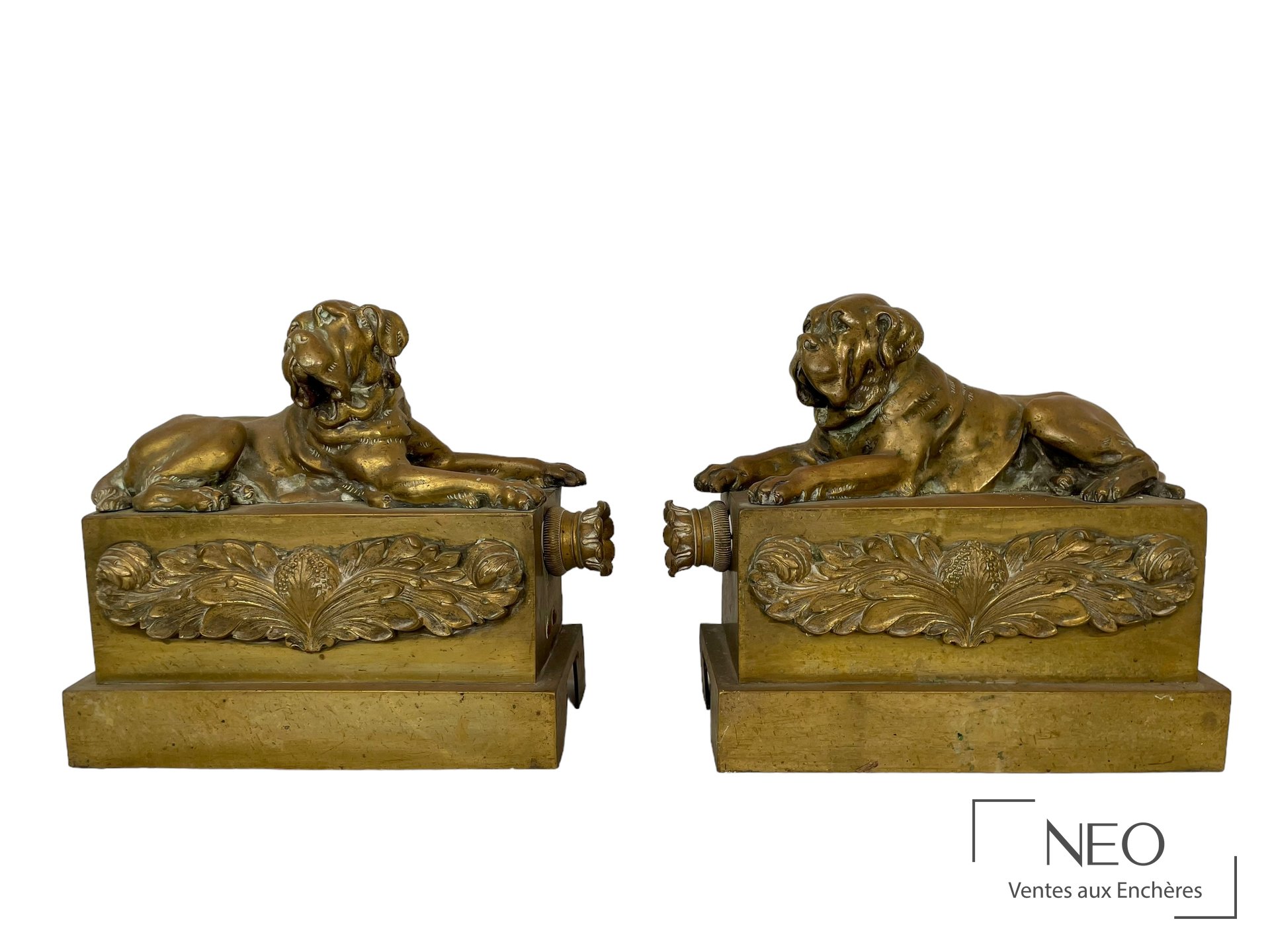 Paire de chenets en bronze doré, deux chiens, XIXe siècle ou postérieur