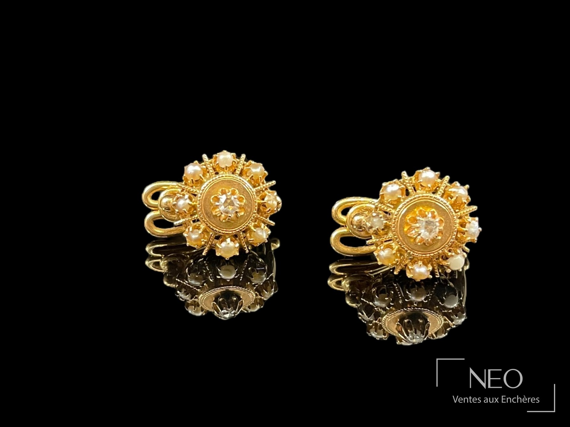 Paire de clips d&rsquo;oreilles en or jaune 18 carats à décor rayonnant