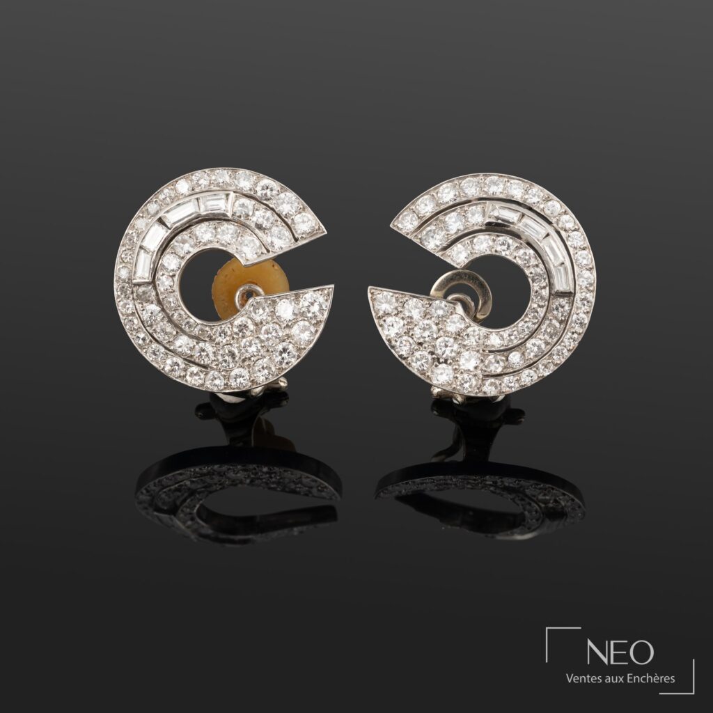Paire de clips spirales sertis de diamants sur fond sombre