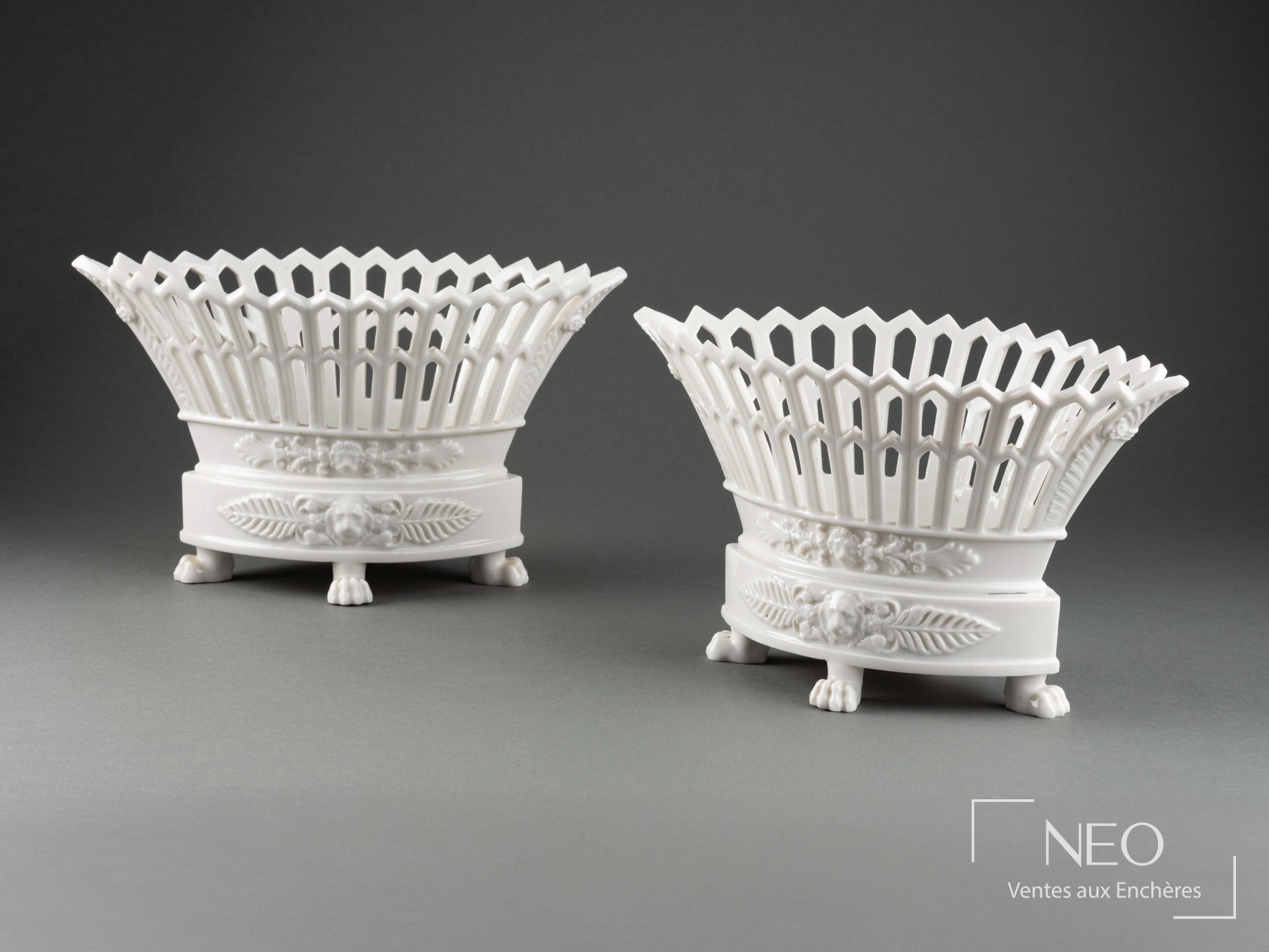 Paire de corbeilles pot-pourris en porcelaine émaillée blanche de Paris