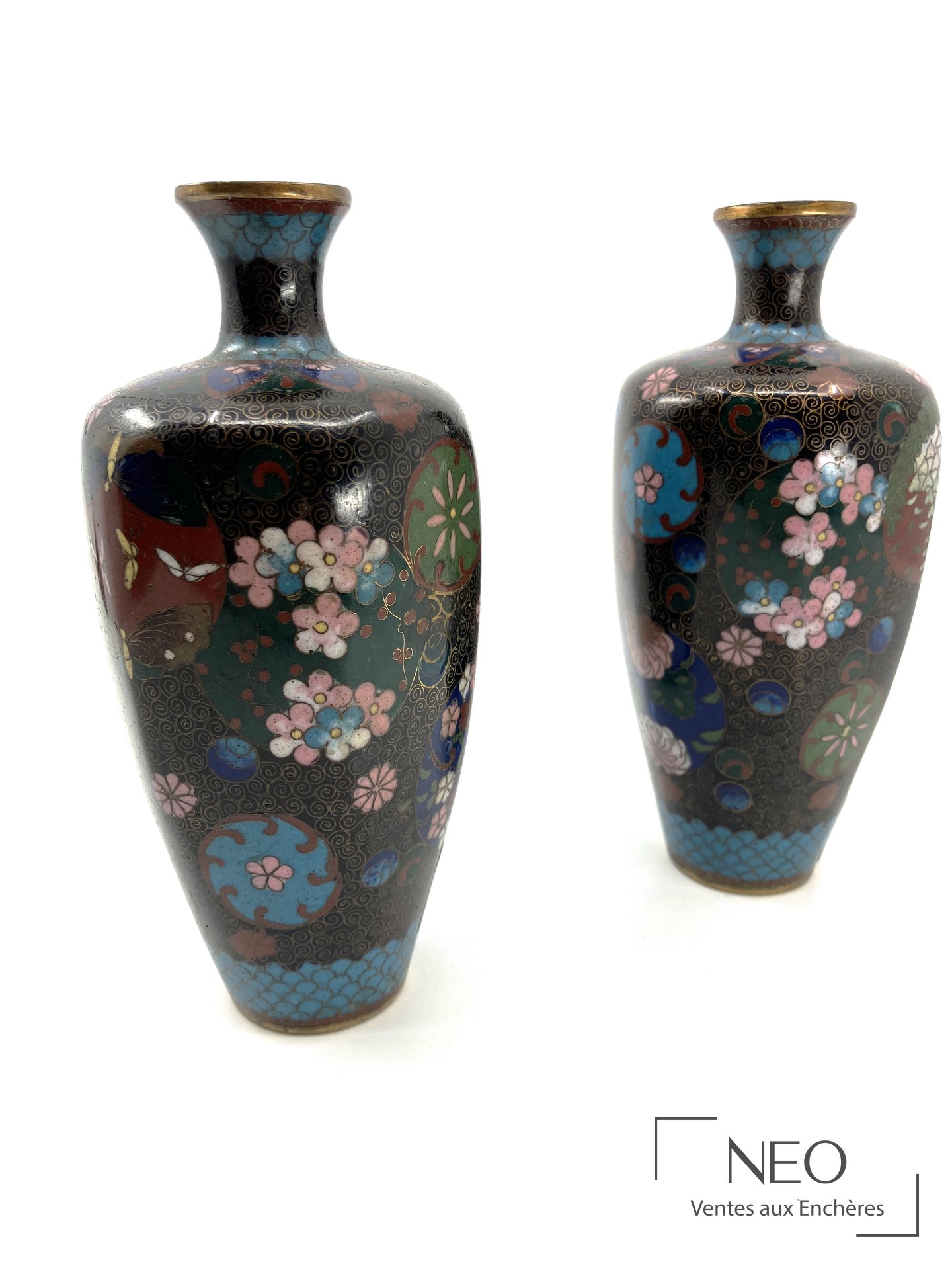 Paire de vases balustre en émaux cloisonnés polychromes sur fond noir