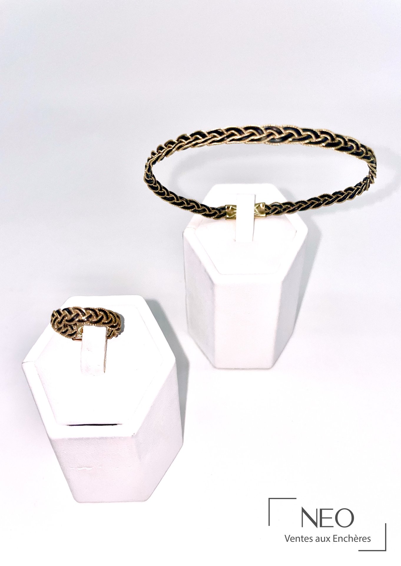 Parure comprenant une bague et un bracelet en or 14 carats et cuir marron