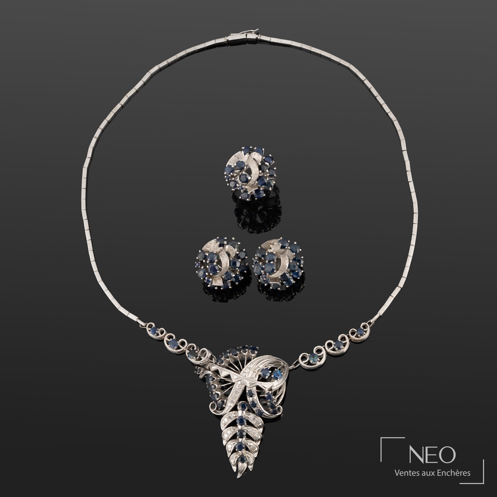 Parure en argent et saphirs, collier, clips d’oreilles et bague